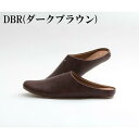 サイズMサイズ：（22.5〜24.5cm） Lサイズ：（25.0〜27.0cm） LLサイズ：（27.5〜28.5cm）素材アッパー：合成皮革 ソール：合成繊維・PVC注意事項※長期間直射日光があたる場所に放置しないでください。 製品の変形・変色の原因となります。 ※スリッパ底には、防滑素材を使用しておりますが、 床面の状況によっては滑ることがありますので、ご注意ください。 ※コンクリート面などざらついた床での使用は擦り切れが生じやすいので避けてください。 ※お子様がご使用の際には、保護者の方がご注意ください。 ※摩擦によって色移りする場合がありますので、ご注意ください。 ※水洗い及びドライクリーニングはできません。 汚れが付着した場合は、固く絞ったタオル等で軽く拭き取ってください。 ※出来るだけ実物と同じ色合いとなるように撮影しておりますが、 パソコンの環境により実物と多少色合いが異なる場合がございます。「room's」ルームズ スリッパ レザー調 M（22.5〜24.5cm）／ダークブラウン室内を歩くことに特化して作ったスリッパroom'sです。 シンプルな外観にしっとりとフィットする履き心地。 GOOD　DESIGN　AWARD　2016受賞 国際的なデザイン賞「iF design award 2018」受賞 ギフトはもちろん普段使いにもオススメです！ 靴屋さんがつくったスリッパ 靴を作るときと同じように1足ずつ靴型を使って丁寧に製造しています。 靴の製法を用いることで、しっかりとしたフォルムに仕上げ、 しっとりとした履き心地を実現しました。 【特徴】 靴の製法を用いているので、型崩れしにくい、しっかりした形状です。 先端にケミシートが入っており、衝撃を受けた際もつま先を保護します。 つま先が上がっているので、つまずきにくく転落防止に繋がります。 かかとに弾力性のあるEVAフォームを使用し、軽量で快適な履き心地です。 床は、静音効果のあるポリエステルスエードの滑り止め付きで、安心仕様です。 大人気でオールシーズン使用可能です。ギフトの関連商品はコチラ生活雑貨の関連商品はコチラ