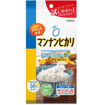 こんにゃく生まれの米粒状加工食品。 お米と混ぜて炊くだけ。毎日のごはんで無理なく糖質・カロリーコントロール。 さらにもちもち食感になりました！ 普通のごはんに比べて30％※糖質・カロリーカット。 食物繊維は1膳（150g）で5.3g※ ※炊きあがり1合の場合：お米0.5合とマンナンヒカリ1袋(38g)で炊飯。 「日本食品標準成分表2020年版（八訂）」こめ（水稲めし・精白米）参照 お米0.5合分（38g）のスティックが4袋入った小容量炊きタイプ 内容量：152g (38g×4袋) ■エネルギー：94kcal　■たんぱく質：0.1g　■脂質：0.1g　■炭水化物：33.4g（糖質：22.3g、食物繊維：11.1g） ■食塩相当量：0.1g その他栄養成分等 食物繊維の一部としてポリデキストロース4.9g、セルロース4.7g（エネルギー換算係数0kcal/g）を使用 ・広告文責（健康デパート・0120-007-773） ・メーカー（大塚食品株式会社） ・日本製 ・商品区分（こんにゃく加工品）　