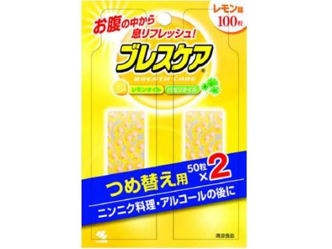 発売元、製造元、輸入元又は販売元　【 小林製薬 】【 商品説明 】「ブレスケア」は、おなかの中で溶け出す息清涼カプセルです。ニンニク料理、アルコールの後の息をすっきりさせます。ニオイの強い料理を食べたり、アルコール類を飲んだりした直後にのむことをおすすめします。1回2〜3粒が目安です。つめ替用≪お召し上がり方≫ニオイの強い料理を食べたり、アルコール類を飲んだりした直後にのむことをおすすめします。1回2〜3粒が目安です。※かまずに水などの飲み物と一緒にのみこんでください。【 摂取注意事項 】まれにカプセル同士がくっついて取り出しにくい場合がありますが、製品の品質に異常はありません。軽く容器をたたくようにして取り出してください。【 原材料 】ヒマワリ油、ゼラチン、パセリ油(サフラワー油、パセリ種子油)、グリセリン、香料、ソルビトール(ミント、レモン)、甘味料(ステビア)、食用黄色4号(レモン)、食用緑色3号(ミント)、食用赤色102号、106号(ピーチ)【 内容成分 】(50粒当り)エネルギー…54kcalたんぱく質…2.2g脂質…4.7g炭水化物…0.9gナトリウム…5.0mg広告文責：株式会社バイタルネット　電話番号：022-343-7011 10010781