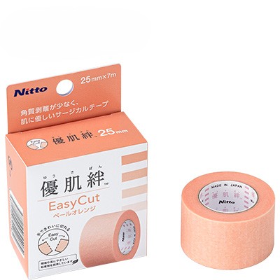 ※本商品は返品不可となります。発売元、製造元、輸入元又は販売元【ニトムズ】【 商品説明 】「優肌絆EasyCutペールオレンジ（個包装）　25mm×7m」は、角質剥離が少なく、肌に優しいサージカルテープです。●不織布素材のソフトな風合いと通気性。●3mmピッチのミシン目加工により、きれいに切ることができます。　ハサミを使う必要がなく、作業時の手間を省きます。●従来の粘着剤が貼り替え時に角質層まで剥離し、痛みやかぶれの原因となるのに対し、優肌ゲル粘着剤は、皮膚の凹凸になじみやすい為、優しく剥離することができます。広告文責：株式会社バイタルネット　電話番号：022-343-7011
