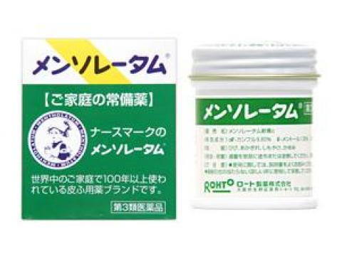 発売元、製造元、輸入元又は販売元　【 ロート製薬 】【 商品説明 】「メンソレータム軟膏」は、皮膚の表面を被覆して外界からの刺激を和らげるとともに、血液の循環を良くして、ひび、あかぎれを改善します。特に、カンフル、メントール、ユーカリ油は局所刺激作用および浸透力により、しもやけ、かゆみの症状を軽減し不快感を除きます。使用期限：使用期限まで6カ月以上あるものをお送りします【 リスク区分：第3類医薬品 】広告文責：株式会社バイタルネット　電話番号：022-343-7011 10014657