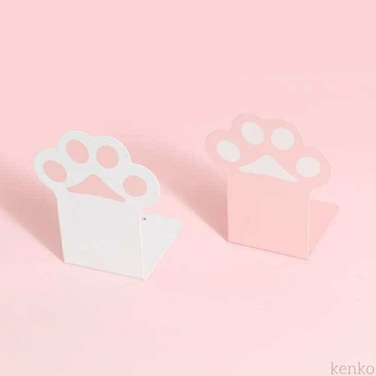 耐久性に優れた丈夫なブックエンドです。オフィスやご家庭の書棚をはじめ、机上の整理などに役立ちます。猫爪のシルエットが可愛らしいデザインです。机上をオシャレで快適な空間に演出します。L型の形状は、書棚や机の端部まで書籍を並べられ、幅広くご活用いただけます。底面に滑り止めがついているので、安定感があります。本が傾いたり倒れにくく安心して本を立てられます。耐久性に優れたステンレス製で、本をしっかり収納できます。文庫本や・コミックなどの整理に最適です。 サイズ 2個セット サイズについての説明 109*109*144mm※サイズ表の実寸法は商品によって1-3mm程度の誤差がある場合がございます。 素材 金属 色 ホワイト ピンク 備考 ●サイズ詳細等の測り方はスタッフ間で統一、徹底はしておりますが、実寸は商品によって若干の誤差(1cm〜3cm )がある場合がございますので、予めご了承ください。 ●製造ロットにより、細部形状の違いや、同色でも色味に多少の誤差が生じます。 ●パッケージは改良のため予告なく仕様を変更する場合があります。 ▼商品の色は、撮影時の光や、お客様のモニターの色具合などにより、実際の商品と異なる場合がございます。あらかじめ、ご了承ください。 ▼生地の特性上、やや匂いが強く感じられるものもございます。数日のご使用や陰干しなどで気になる匂いはほとんど感じられなくなります。 ▼同じ商品でも生産時期により形やサイズ、カラーに多少の誤差が生じる場合もございます。 ▼他店舗でも在庫を共有して販売をしている為、受注後欠品となる場合もございます。予め、ご了承お願い申し上げます。 ▼出荷前に全て検品を行っておりますが、万が一商品に不具合があった場合は、お問い合わせフォームまたはメールよりご連絡頂けます様お願い申し上げます。速やかに対応致しますのでご安心ください。
