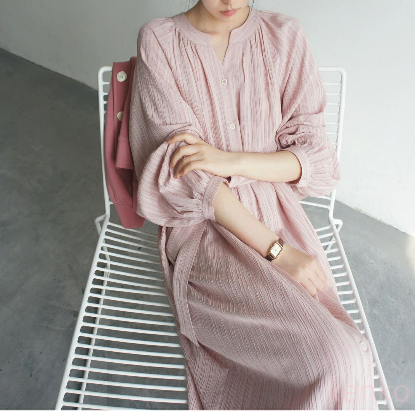 【送料無料】ンピース レディース 長袖 前開き 無地 小vネック ストライプ シャツワンピース ピンク 大人 かわいい やさしい ミモレ丈 Aライン 体型カバー