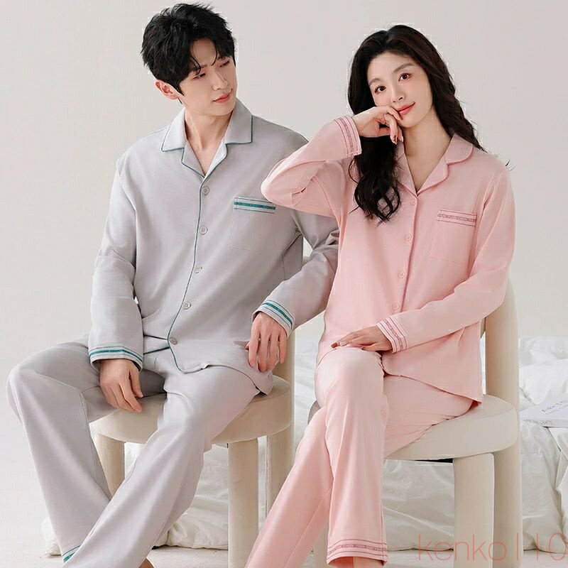 width="100%"> 着脱しやすく体温調節も簡単な前開きデザイン ボタンを開け閉めするだけでさっと着替えられる前開きタイプ。朝晩の気温差にも対応しやすく、羽織るだけでガウンのようにも使える便利な一着です。 肌に優しい綿100%の快適素材 通気性・吸水性に優れ、静電気が起きにくいコットン素材。夏は涼しく冬は暖かく、一年を通して快適な着心地を保ちます。洗濯にも強く、長く愛用できる丈夫さも魅力です。 二人の時間をおしゃれに彩るペアデザイン クラシックな前開きデザインは甘くなりすぎず、大人のカップルにもぴったり。届いたその日からお揃いコーデを楽しめ、日常のひとときを特別に演出します。 贈り物に最適な実用性とデザイン性 結婚祝い、記念日、父の日・母の日・敬老の日など幅広いシーンに対応。腕が上がりにくい方でも着替えやすく、世代を問わず喜ばれる心遣いの伝わるギフトです。 季節を問わず活躍する長袖上下セット 春秋は一枚で快適に、冬はインナーを重ねて暖かく、夏は冷房対策に。きちんと感があるので急な来客にも対応でき、おうち時間を快適かつ上品に彩ります。 商品買うメリット ペアパジャマなら、部屋着ばかりでなく、近くのコンビニにも行けます。しかもネットで買えるので、簡単で便利です（おっくうな彼もこれなら仮想デート的に買えます）。これを着ている間は、彼との関係も良好です。 肌触りが気持ちいいパジャマです。 丁寧かつ丈夫であるため、長期間やさしい着心地を楽しめます。 結婚プレゼントや記念日ギフトで、春秋夏でも可愛く演出できます。 恋人二人で一緒に着て、ラブラブ感が溢れます。 自宅用はもちろん、父の日、母の日、結婚祝い、お誕生日、記念日、敬老の日などのギフトにも最適です。 素材 綿100% カラー 写真通り 品質 普通 素材感 普通（薄い、やや薄い、普通、やや厚い、厚い） 季節 春秋冬 販売対象 自宅用、ギフト用 サイズ サイズ写真をご参考ください。 サイズについて不明な方はお気軽にお問い合わせください。 送料 沖縄以外送料無料、沖縄地方1500円 注意事項 ※その他のよくあるご質問。 ●表示サイズがある場合、多少の誤差(約1-3cm、)が生じる場合がございます。 ●製造上、細かな汚れやシワ糸のほつれが発生する場合がございます。 ●モニターの発色の具合によって実際のものと色が異なる場合が御座います。 ●&nbsp;商品の仕様は、製造元の都合により予告なく変更することがあります。また、突然の欠品等で商品手配の遅れや手配ができない場合がございます ので、ご了承ください。 ●土日祝祭日のご注文およびお問い合わせへの弊社からのご連絡は、翌営業日となります。 関連キーワード：ペア パジャマ 長袖 男女2着 セット 綿100％ 前開き 秋 冬 コットン カップル ルームウェア ペアパジャマ 結婚祝い プレゼント お祝い おもしろ 春秋 夫婦 ギフト 上下セット レディース 部屋着 メンズ 綿100% かわいい ペアコーデ おしゃれ 前開き 大きいサイズ お揃い 送料無料 春夏秋冬 スウェット 上下 セットアップ ペアルック お揃いルームウェア 肌に刺激がない 快適 快眠 母の日 寝巻き 防寒対策 彼女 彼氏 記念日 春夏 肌に優しい綿100％父の日 ブライダル やさしい 春 敬老の日 ナイトウェア 無地 可愛い 入院 伸縮 新生活 ルームサプリ M L LLサイズ シンプル ペアパジャマ春秋冬 簿手 ワッフル生地 プルオーバー マイクロファイバー ルームウエア 韓国 女性 男性 冬物 あったか 防寒 寝間着 オシャレ 誕生日 贈り物 綿 綿100 和晒 両親 ふわふわ 薄手 LL 2L 冷房対策 大きい 薄い 毛玉ができにくい トップス パンツ 長袖パジャマ スエット上下 夏用 夏 中学生 長ズボン関連キーワード：ペアパジャマ カップル ペア ルームウェア 春 結婚祝い プレゼント 大きいサイズ お祝い 長袖 パジャマ ギフト 上下 セット レディース 部屋着 ペアルック 無印 メンズ 秋 春秋 お揃い 服 ペアパジャマ秋 冬 かわいい 送料無料 綿95% 男女2着 綿100％ 前開き コットン おもしろ 夫婦 上下セット 綿100% ペアコーデ おしゃれ 前開き 春夏秋冬 スウェット セットアップ お揃いルームウェア 肌に刺激がない 快適 快眠 母の日 寝巻き 防寒対策 彼女 彼氏 記念日 春夏 肌に優しい綿100％父の日 ブライダル やさしい 敬老の日 ナイトウェア 無地 可愛い 入院 伸縮 新生活 ルームサプリ M L LLサイズ シンプル ペアパジャマ春秋冬 簿手 ワッフル生地 プルオーバー マイクロファイバー ルームウエア 韓国 女性 男性 冬物 あったか 防寒 寝間着 オシャレ 誕生日 贈り物 綿 綿100 和晒 両親 ふわふわ 薄手 LL 2L 冷房対策 大きい 薄い 毛玉ができにくい トップス パンツ 長袖パジャマ スエット上下 夏用 夏 中学生 長ズボン