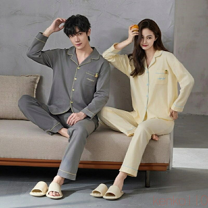 width="100%"> 着脱しやすく体温調節も簡単な前開きデザイン ボタンを開け閉めするだけでさっと着替えられる前開きタイプ。朝晩の気温差にも対応しやすく、羽織るだけでガウンのようにも使える便利な一着です。 肌に優しい綿100%の快適素材 通気性・吸水性に優れ、静電気が起きにくいコットン素材。夏は涼しく冬は暖かく、一年を通して快適な着心地を保ちます。洗濯にも強く、長く愛用できる丈夫さも魅力です。 二人の時間をおしゃれに彩るペアデザイン クラシックな前開きデザインは甘くなりすぎず、大人のカップルにもぴったり。届いたその日からお揃いコーデを楽しめ、日常のひとときを特別に演出します。 贈り物に最適な実用性とデザイン性 結婚祝い、記念日、父の日・母の日・敬老の日など幅広いシーンに対応。腕が上がりにくい方でも着替えやすく、世代を問わず喜ばれる心遣いの伝わるギフトです。 季節を問わず活躍する長袖上下セット 春秋は一枚で快適に、冬はインナーを重ねて暖かく、夏は冷房対策に。きちんと感があるので急な来客にも対応でき、おうち時間を快適かつ上品に彩ります。 商品買うメリット ペアパジャマなら、部屋着ばかりでなく、近くのコンビニにも行けます。しかもネットで買えるので、簡単で便利です（おっくうな彼もこれなら仮想デート的に買えます）。これを着ている間は、彼との関係も良好です。 肌触りが気持ちいいパジャマです。 丁寧かつ丈夫であるため、長期間やさしい着心地を楽しめます。 結婚プレゼントや記念日ギフトで、春秋夏でも可愛く演出できます。 恋人二人で一緒に着て、ラブラブ感が溢れます。 自宅用はもちろん、父の日、母の日、結婚祝い、お誕生日、記念日、敬老の日などのギフトにも最適です。 素材 綿100% カラー 写真通り 品質 普通 素材感 普通（薄い、やや薄い、普通、やや厚い、厚い） 季節 春秋冬 販売対象 自宅用、ギフト用 サイズ サイズ写真をご参考ください。 サイズについて不明な方はお気軽にお問い合わせください。 送料 沖縄以外送料無料、沖縄地方1500円 注意事項 ※その他のよくあるご質問。 ●表示サイズがある場合、多少の誤差(約1-3cm、)が生じる場合がございます。 ●製造上、細かな汚れやシワ糸のほつれが発生する場合がございます。 ●モニターの発色の具合によって実際のものと色が異なる場合が御座います。 ●&nbsp;商品の仕様は、製造元の都合により予告なく変更することがあります。また、突然の欠品等で商品手配の遅れや手配ができない場合がございます ので、ご了承ください。 ●土日祝祭日のご注文およびお問い合わせへの弊社からのご連絡は、翌営業日となります。 関連キーワード：ペア パジャマ 長袖 男女2着 セット 綿100％ 前開き 秋 冬 コットン カップル ルームウェア ペアパジャマ 結婚祝い プレゼント お祝い おもしろ 春秋 夫婦 ギフト 上下セット レディース 部屋着 メンズ 綿100% かわいい ペアコーデ おしゃれ 前開き 大きいサイズ お揃い 送料無料 春夏秋冬 スウェット 上下 セットアップ ペアルック お揃いルームウェア 肌に刺激がない 快適 快眠 母の日 寝巻き 防寒対策 彼女 彼氏 記念日 春夏 肌に優しい綿100％父の日 ブライダル やさしい 春 敬老の日 ナイトウェア 無地 可愛い 入院 伸縮 新生活 ルームサプリ M L LLサイズ シンプル ペアパジャマ春秋冬 簿手 ワッフル生地 プルオーバー マイクロファイバー ルームウエア 韓国 女性 男性 冬物 あったか 防寒 寝間着 オシャレ 誕生日 贈り物 綿 綿100 和晒 両親 ふわふわ 薄手 LL 2L 冷房対策 大きい 薄い 毛玉ができにくい トップス パンツ 長袖パジャマ スエット上下 夏用 夏 中学生 長ズボン関連キーワード：ペアパジャマ カップル ペア ルームウェア 春 結婚祝い プレゼント 大きいサイズ お祝い 長袖 パジャマ ギフト 上下 セット レディース 部屋着 ペアルック 無印 メンズ 秋 春秋 お揃い 服 ペアパジャマ秋 冬 かわいい 送料無料 綿95% 男女2着 綿100％ 前開き コットン おもしろ 夫婦 上下セット 綿100% ペアコーデ おしゃれ 前開き 春夏秋冬 スウェット セットアップ お揃いルームウェア 肌に刺激がない 快適 快眠 母の日 寝巻き 防寒対策 彼女 彼氏 記念日 春夏 肌に優しい綿100％父の日 ブライダル やさしい 敬老の日 ナイトウェア 無地 可愛い 入院 伸縮 新生活 ルームサプリ M L LLサイズ シンプル ペアパジャマ春秋冬 簿手 ワッフル生地 プルオーバー マイクロファイバー ルームウエア 韓国 女性 男性 冬物 あったか 防寒 寝間着 オシャレ 誕生日 贈り物 綿 綿100 和晒 両親 ふわふわ 薄手 LL 2L 冷房対策 大きい 薄い 毛玉ができにくい トップス パンツ 長袖パジャマ スエット上下 夏用 夏 中学生 長ズボン