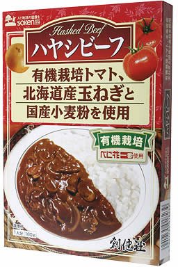 原材料 野菜（玉ねぎ：北海道、マッシュルーム、にんにく）、牛肉（オーストラリア）、トマト（有機栽培：アメリカ）、小麦粉（北海道）、チキンスープ（日本）、炒め玉ねぎ（北海道）、砂糖（沖縄）、べに花油（有機栽培：オーストラリア）、ワイン、醤油（大豆、小麦を含む）、全粉乳、ポークエキス、食塩、レモン濃縮果汁（アルゼンチン）、野菜エキス、麦芽エキス、酵母エキス 温度帯・保存方法・注意事項 ●直接火にかけないで下さい。 ●本品製造工場では「卵」・「そば」・「落花生」・「えび」・「かに」を含む製品を生産しています。 製造元 株式会社 創健社 検索用文言 創健社 ハヤシビーフ（レトルト） 180g 広告文責 株式会社ケンコーエクスプレス TEL:03-6411-5513有機栽培べに花油、有機栽培トマト、国内産小麦粉、北海道産玉ねぎ、沖縄県産粗糖等を使用。本格洋食店のおいしさが手軽に味わえるレトルトのハヤシビーフ。 ●本格洋食店のおいしさが手軽に味わえるレトルトタイプのハヤシビーフです。 ●有機栽培べに花一番を使用し、野菜や赤ワインの風味を一層引き立てています。 ●有機栽培トマト（当社完熟トマトケチャップでも使用）のさわやかな酸味が味に深みを与えています。 ●砂糖は沖縄県産さとうきびから作られた粗糖を使用しています。 ●国内産小麦粉・北海道産玉ねぎを使用しています。 ●化学調味料・着色料・香料・保存料は加えておりません。 ●醤油は国内産大豆・国内産小麦を木桶で1年間熟成させたものを使用しています。