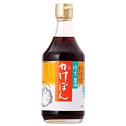 原材料 醤油（国内産）、醸造酢（国内産）、砂糖（国内産）、ゆず果汁（国内産）、みりん（国内産）、魚貝エキス（国内産）、酵母エキス（国内産） 分析データ (株)品質安全研究センター100mlあたり エネルギー92kcal たんぱく質4.7g 炭水化物18.3g ナトリウム3.9g 製造元 株式会社 創健社 検索用文言 チョーコー醤油 チョーコー かけぽん 400ml 広告文責 株式会社ケンコーエクスプレス TEL:03-6411-5513丸大豆うすくち醤油をベースに高知県産のゆずを使用した、つけ・かけ専用のゆず醤油です。マイルドな味わいのうすいろタイプ。 ●丸大豆うすくち醤油をベースに高知県産のゆず果汁を使用した、つけ・かけ専用のゆず醤油です。 ●マイルドな味わいのうすいろタイプですので、お料理の色や味を損なうことなく一層おいしくいただけます。