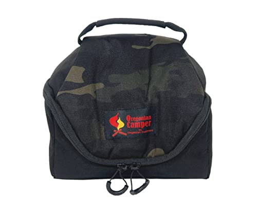 品番 OCB-828 カラー BLACK CAMO(ブラックカモ) 素材 TP-700 POLYESTER(ポリエステル) 生産国 MADE IN CHINA(中国) サイズ (幅24、高さ15、マチ22)cm 備考： ※サイズは実測値になります。多少の誤差はご容赦ください。 ※モニターによって色の見え方が異なる場合があります。 ※ロットにより多少デザインが変更になる場合がございます。 製造元 Oregonian Camper オレゴニアンキャンパー 検索用文言 Oregonian Camper オレゴニアンキャンパー ペッパーボックス 調味料ケース ギアケース BlackCamo ブラックカモ (迷彩 バーベキュー BBQ キャンプ アウトドア) 広告文責 株式会社ケンコーエクスプレス TEL:03-6411-5513調味料ケース スパイスやオリーブオイルなど、アウトドアに欠かせない調味料の収納用キャリー、ペッパーボックスです。 カスタイマイズが可能な仕切りと、蓋裏のネットはボトルを縦入れしても倒れにくい仕様となっています。