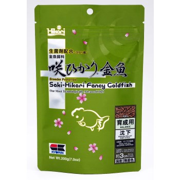 生菌剤とはヨーグルトのビフィズス菌のように腸内で働く「生きた菌」のことで、「咲ひかり」にはひかり菌(バチルス菌の1種)を豊富に配合しています。腸内にひかり菌が住み着き、粒を消化しやすい形に分解します。・日常の金魚育成を考慮し、動物性・植物性の蛋白質をバランス良く配合。・プロバイオティクス機能を持つ「ひかり菌」(バチルス菌の一種)は金魚の腸内で活性化。排泄物の分解を助け、水質悪化を抑えます。・水質悪化などから受けるストレスに配慮。ビタミンEとビタミンCを豊富に配合しました。(メーカー比5倍以上)・粒径を小さくすることで体長3cm程度の幼魚(青仔)から食べられるサイズに仕上げました。スティックタイプなので、成魚でも粒を見つけやすい大きさです。【原材料】フィッシュミール、小麦胚芽、大豆ミール、小麦粉、ビール酵母、でんぷん類、かしこ、グルテンミール、魚油、植物油、米ぬか、海藻粉末、アミノ酸(メチオニン)、ガーリック、生菌剤、カロチノイド、ビタミン類(塩化コリン、E、C、イノシトール、B5、B2、A、B1、B6、B3、葉酸、D3、ビオチン)、ミネラル類(P、Fe、Mg、Zn、Mn、Cu、I)【保証成分】蛋白質45％以上、脂質5.0％以上、粗繊維3.0％以下、灰分20％以下、リン1.8％以上、水分10％以下【給与方法】咲ひかり金魚に添加されているひかり菌は、一度体内に入ったからと言って恒久的に腸内に存在するものではなく、次々に入れ替わる一過性の菌ですので、ひかり菌による安定した効果を期待するためにも、継続的な給餌をお勧めします。【保管方法】開封後は、冷暗所に保存しできるだけ早くお使いください。【賞味期限】36ヶ月【原産国または製造地】日本【諸注意】・賞味期限表示は、未開封時のものです。開封後は冷暗所に保存し、できるだけ早くお使いください。・天然原料を使用しておりますので、製造時期等により粒の色が変わることがございますが、品質には影響ございません。***************お取り寄せ商品のため、入荷後の発送となります。●ご注文日時により2〜7日後の発送となります。●メーカー欠品の場合は別途メールにてご連絡させていただく場合がございます。***************