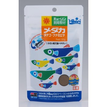 ・完全栄養でメダカを丈夫に育てます。・よく産卵・ふ化し、楽しく観察できます。・マイクロバインディング製法(※)で、水に溶け出さない極小顆粒を実現。※原料を微細に粉砕し、極微量の強力なバインダーで粘結する製法で、水中での安定性が高く栄養分の溶出を防ぎます。【原材料】フィッシュミール、小麦粉、大豆ミール、ビール酵母、グルテンミール、ガーリック、海藻粉末、粘結剤(ポリアクリル酸Na)、ビタミン類(塩化コリン、E、C、イノシトール、B5、B2、A、B1、B6、B3、葉酸、D3、ビオチン)、ミネラル類(P、食塩、Fe、Mg、Zn、Mn、Cu、I)【保証成分】蛋白質48％以上、脂質5.0％以上、粗繊維2.0％以下、灰分16％以下、リン1.0％以上、水分10％以下【給与方法】1日数回、2〜3分で食べきれる量を与えてください。食べ残したエサはまめに取り除いてください。【保管方法】開封後は、冷暗所に保存しできるだけ早くお使いください。【賞味期限】36ヶ月【原産国または製造地】日本【諸注意】・賞味期限表示は、未開封時のものです。開封後は冷暗所に保存し、できるだけ早くお使いください。・天然原料を使用しておりますので、製造時期等により粒の色が変わることがございますが、品質には影響ございません。***************お取り寄せ商品のため、入荷後の発送となります。●ご注文日時により2〜7日後の発送となります。●メーカー欠品の場合は別途メールにてご連絡させていただく場合がございます。***************