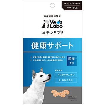 ※「メール便」での配送は 3個まで可能です。獣医師が考えた健康成分を配合した新しいタイプのおやつです。健康サポートは抗酸化作用により目の健康を維持するアスタキサンチン、脂肪燃焼促進作用のあるL-カルニチンを配合。愛犬の健康な毎日をサポートします。＜原材料＞肉類(鶏肉、鶏ささみ)、小麦粉、コーンスターチ、エゴマ油、チアシード、ソルビトール、グリセリン、リン酸塩(Na)、オリゴ糖、L-カルニチン、アスタキサンチン、着色料(二酸化チタン、赤106号、βーカロテン)たんぱく質 13.0％以上脂肪 12.0％以上粗繊維 0.5％以下灰分 3.5％以下水分 28.0％以下カロリー 約310kcal/100gあたり＜与え方＞1日に与える量は、犬・猫種、年齢、運動量、季節、個体によって変わります。それらを考慮の上、下記表を参考に1日数回に分けてお与えください。▼給与量の目安幼犬 6g以内超小型犬(5kg以下) 20g以内小型犬(5〜10kg) 35g以内中型犬(10〜20kg) 60g以内大型犬(20〜40kg) 100g以内＜保存方法＞開封後要冷蔵。直射日光、高温多湿の場所を避け、開封後はチャックを閉じて冷蔵庫で保存し、早めにお与えください。又、乳幼児の手の届くところに保存しないでください。■原産国：日本■内容量：80g***************お取り寄せ商品のため、入荷後の発送となります。●ご注文日時により2〜7日後の発送となります。●メーカー欠品の場合は別途メールにてご連絡させていただく場合がございます。***************