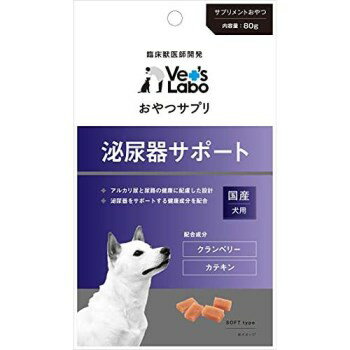 ※「メール便」での配送は 3個まで可能です。獣医師が考えた健康成分を配合した新しいタイプのおやつです。泌尿器サポートはアルカリ尿を抑制するクランベリー、メチオニン、抗酸化作用のあるカテキンを配合して、泌尿器の健康維持をサポートします。＜原材料＞肉類(鶏肉、鶏ささみ)、小麦粉、コーンスターチ、ソルビトール、グリセリン、リン酸塩(Na)、オリゴ糖、クランベリー粉末、緑茶エキス、メチオニン、着色料(赤106号、βーカロテン)たんぱく質 15.0％以上脂肪 13.5％以上粗繊維 0.5％以下灰分 3.5％以下水分 28.0％以下カロリー 約304kcal/100gあたり＜与え方＞1日に与える量は、犬・猫種、年齢、運動量、季節、個体によって変わります。それらを考慮の上、下記表を参考に1日数回に分けてお与えください。▼給与量の目安幼犬 7g以内超小型犬(5kg以下) 20g以内小型犬(5〜10kg) 35g以内中型犬(10〜20kg) 60g以内大型犬(20〜40kg) 100g以内＜保存方法＞開封後要冷蔵。直射日光、高温多湿の場所を避け、開封後はチャックを閉じて冷蔵庫で保存し、早めにお与えください。又、乳幼児の手の届くところに保存しないでください。■原産国：日本■内容量：80g＜注意＞●本商品は愛犬用のおやつです。主食としてお与えにならないでください。●食べすぎるおそれがありますので給与量の目安をお守りください。●ペットの体調などにより、商品が合わない場合もあります。異常にお気づきの際は、使用を控え獣医師にご相談ください。●品質保持のための脱酸素材は無害ですが食べ物ではありません。開封後は賞味期限に関わらずなるべく早くお与えください。●加工上の都合により、形状・サイズ・色・硬さに多少のばらつきが出ることがございますが、品質には問題ありません。●子供がペットに与えるときは、安全のため大人が立ち会ってください。●生後6ヶ月未満の幼犬にはお与えにならないでください。＜販売者＞株式会社ジャパンペットコミュニケーションズ***************お取り寄せ商品のため、入荷後の発送となります。●ご注文日時により2〜7日後の発送となります。●メーカー欠品の場合は別途メールにてご連絡させていただく場合がございます。***************