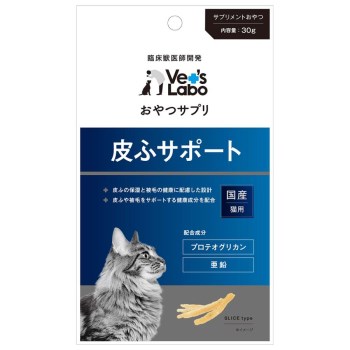 ※「メール便」での配送は 3個まで可能です。獣医師が考えた健康成分を配合した新しいタイプのおやつです。皮ふサポートは保湿性に優れたプロテオグリカン、被毛の健康を維持する亜鉛、ω3脂肪酸・ω6脂肪酸をバランスよく配合することで、皮ふ、被毛の健康維持をサポートします。＜原材料＞肉類(鶏ささみ、カンガルー)、たら、小麦粉、植物油脂、エゴマ油、グリセリン、ソルビトール、加工澱粉、カツオエキス、酵母エキス、リン酸塩(Na)、ビタミン類(A、D、E、B1、B2、ナイアシン、B6、葉酸、B12、パントテン酸、C)、タウリン、コエンザイムQ10、ラクトフェリン、グルタミン酸、グルコン酸亜鉛、プロテオグリカンたんぱく質　15.0％以上脂肪　0.5％以上粗繊維　0.5％以下灰分　3.0％以下水分　25.0％以下カロリー　約290kcal/100gあたり＜与え方＞1日に与える量は、猫種、年齢、運動量、季節、個体によって変わります。それらを考慮の上、下記表を参考に1日数回に分けてお与えください。▼給与量の目安成猫　10g以内＜保存方法＞開封後要冷蔵。直射日光、高温多湿の場所を避け、開封後はチャックを閉じて冷蔵庫で保存し、早めにお与えください。又、乳幼児の手の届くところに保存しないでください。■原産国：日本■内容量：30g＜注意＞●本商品は愛猫用のおやつです。主食としてお与えにならないでください。●食べすぎるおそれがありますので給与量の目安をお守りください。●ペットの体調などにより、商品が合わない場合もあります。異常にお気づきの際は、使用を控え獣医師にご相談ください。●品質保持のための脱酸素材は無害ですが食べ物ではありません。開封後は賞味期限に関わらずなるべく早くお与えください。●加工上の都合により、形状・サイズ・色・硬さに多少のばらつきが出ることがございますが、品質には問題ありません。●子供がペットに与えるときは、安全のため大人が立ち会ってください。●生後6ヶ月未満の幼猫にはお与えにならないでください。＜販売者＞株式会社ジャパンペットコミュニケーションズ***************お取り寄せ商品のため、入荷後の発送となります。●ご注文日時により2～7日後の発送となります。●メーカー欠品の場合は別途メールにてご連絡させていただく場合がございます。***************