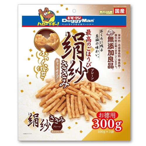 大人気の絹紗に大容量ボリュームパックが新登場。フレッシュな味わいや香りが長持ちする、便利な100g×3袋の分包タイプ。ササミたっぷり、至福の味わい。ふんわりやわらか新食感のごほうびおやつ。絹のような極上のおいしさをワンちゃんにお届けします。保存料、合成着色料、発色剤、酸化防止剤不使用。【原材料】肉類(鶏ササミ、鶏胸肉、鶏肉)、小麦粉、糖類、タピオカでん粉、コラーゲンペプチド、魚軟骨抽出物(コンドロイチン含有)、グリセリン、トレハロース、膨張剤、ソルビトール、ミネラル類(ナトリウム)、ポリリン酸ナトリウム、着色料(クチナシ、マリーゴールド)、グルコサミン【保証成分】粗たん白質11％以上、粗脂肪5.5％以下、粗繊維1％以下、粗灰分5％以下、水分35％以下【エネルギー】320kcal/100g【1日の目安給与量】幼犬・超小型犬成犬(5kg以下) 〜6本小型犬成犬(5〜11kg) 6〜12本中型成犬(11〜23kg) 12〜20本大型成犬(23〜40kg) 20〜30本・目安給与量を参考に1日1〜数回に分け、おやつとしてお与えください。・給与量は犬によって個体差が生じます。食べ残しや便の様子、健康状態をみて調節してください。・2か月未満の幼犬には与えないでください。・犬の習性や性格、食べ方によっては、のどに詰まらせたりする恐れがありますので、適切な大きさにして与えてください。・おいしさを保つために脱酸素剤が入っています。無害ですが食品ではありません。開封後は効果がなくなりますので捨ててください。【保管方法】お買い上げ後は直射日光・高温多湿の場所を避けて保管してください。開封後は冷蔵し、賞味期限に関わらず早めに与えてください。【賞味期限】12ヶ月【原産国または製造地】日本【諸注意】・ペットフードとしての用途をお守りください。・幼児や子供、ペットの触れない場所で保管してください。・記載表記を参考に、ペットが食べ過ぎないようにしてください。・子供がペットに与えるときは、安全のため大人が立ち会ってください。・ペットが興奮したりしないよう、落ち着いた環境で与えてください。・ペットの体調が悪くなった時には、獣医師に相談してください。***************お取り寄せ商品のため、入荷後の発送となります。●ご注文日時により2〜7日後の発送となります。●メーカー欠品の場合は別途メールにてご連絡させていただく場合がございます。***************