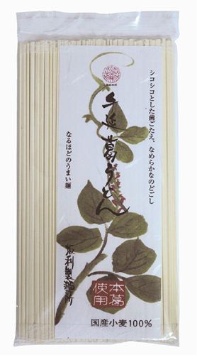 ■商品名：手延吉野葛うどん■キャッチコピー：国内産小麦粉使用吉野本葛使用■メインコピー：■手延べ製法■圧搾法ごま油使用■本葛入りでシコシコとしたコシの強い麺■煮崩れなく鍋物に入れても美味、冷やしても■内容量：200g■賞味期間：製造日より常...