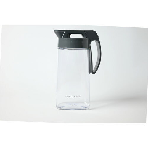 ■商品名：EMBALANCE PITCHER S■容量：1.6L■フタカラー:グレー■サイズ：103×153×高さ245mm■メーカー：エンバランス■材質：本体 AS樹脂（エンバランス加工）中栓・レバー ABS樹脂フタ・ハンドル ポリプロピレンパッキン 熱可塑性エラストマー■耐熱温度：本体 -30°C~100°C中栓・レバー -30°C~100°Cフタ・ハンドル -20°C~100°Cパッキン -20°C~100°C■商品詳細：レバーの上下でフタの開閉ができます。フタとパッキンが一体化したお手入れ簡単・清潔なパッキン一体型タテヨコピッチャーです。フタが 1.6Lと2.1Lで同じ大きさの為、共用可能です。水・お茶・コーヒー・ジュース・出汁などにご利用ください。※エンバランスタテヨコピッチャーには塩素等の除去作用はございません。