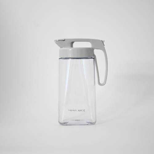 ■商品名：EMBALANCE シームレスピッチャー PITCHER S ■容量：1.6L ■フタカラー:グレー ■サイズ：103×153×高さ245mm ■メーカー：エンバランス ■材質： 本体 AS樹脂（エンバランス加工） 中栓・レバー ABS樹脂 ハンドル付きフタ ポリプロピレン パッキン 熱可塑性エラストマー ■耐熱温度： 本体 -30°C~100°C 中栓・レバー -30°C~100°C ハンドル付きフタ -20°C~100°C パッキン -20°C~100°C ■商品詳細： レバーの上下でフタの開閉ができます。 フタとパッキンが一体化したお手入れ簡単・清潔なシームレスピッチャーです。 フタが 1.6Lと2.1Lで同じ大きさの為、共用可能です。 水・お茶・コーヒー・ジュース・出汁などにご利用ください。 ※エンバランスピッチャーには塩素等の除去作用はございません。 熱湯を入れてすぐにフタを閉めきらないでください。 常温まで充分に冷ましてからフタを閉めきってください。 熱いうちにフタを閉めると、空気の膨張・収縮により本体が割れて火傷につながる危険性があります。