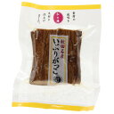 ■商品名：秋田名産いぶりがっこ■内容量：100g■メーカー：マルアイ■原材料：大根（国産）、漬け原料［砂糖、米ぬか、食塩、米酢■アレルゲン：なし■賞味期限：製造日より　　開封前　常温150日　　開封後　冷蔵7日 開封後はお早目にお召し上がり下さい。■商品説明：〇冬の訪れが早い秋田では、冬場の食糧確保の為、漬物など保存食を作る文化が根付きました。「いぶりがっこ」はその代表作です。〇大根をぬか漬けにする際、一般的には天日干しして漬け込みますが（いわゆる「たくあん」）、「いぶりがっこ」は燻製専用の小屋の中で煙で燻した後、糠に漬け込みます。〇薄切りにして口にすると、ぱりぱりの食感と、スモークの芳醇な香りが口いっぱいに広がります。〇お酒のおつまみ、箸休め、カレーのお供に。〇炒飯やお好み焼に入れるのもオススメです。秋田の伝統食をこだわりの原材料で再現した逸品！「秋田名産 いぶりがっこ」 秋田の貴重な食文化 冬の訪れが早い秋田では、冬場の食糧確保のため、漬物など保存食を作る文化が根付きました。「いぶりがっこ」は、その代表作。発祥は秋田県横手市といわれ、県南地区を中心に古くから伝わるお漬物です。 大根をぬか漬けにする際、一般的には天日干しして漬け込みますが（いわゆる「たくあん」）、冬の秋田は日照時間が短く、氷点下の野外では凍ってしまうため、屋外に干せませんでした。そこで昔の農家では、屋内の梁（はり）などに吊るして干しました。囲炉裏の上に吊るされた大根は自然と燻され、その大根を漬けたことが「いぶりがっこ」の由来とされています。 マルアイ食品の「秋田名産 いぶりがっこ」は、この伝統食を、こだわりの原材料で現代に再現した逸品です。製造はいぶりがっこの本場、秋田食産（秋田県仙北郡）に委託しています。 三昼夜いぶして、糠漬けに 大根の収穫のピークは11月初旬。秋田 近隣の農家から大根が運び込まれると、すぐに水洗いして葉を落とし、燻（いぶ）し作業に入ります。燻製専用の小屋の中に網で棚を作り、大根を一本一本並べて、焚き木を燃やして煙を出し、燻すのです。「サクラやナラ、ケヤキなどの広葉樹を使います。主に間伐材をよく乾燥させて使いますが、焚き木の入手もだんだん難しくなっています」と、マルアイ食品の辻内さん。 火加減を調整しながら約三昼夜かけて燻し、大根がしんなりと輪になるくらい水分がムラなく抜けて、きつね色に色づいて燻香がついたら、漬け込みです。甜菜含蜜糖、国産米ぬか、天日塩、米酢で作った糠床に丹念に漬けていきます。一般的にはザラメを使いますが、この糠床は甜菜含蜜糖を使用した特注品。米酢は、急激な発酵を抑えるためにごく少量加えます。温暖化は秋田の冬にも及んでいるのです。 あとはじっくり熟成を待つだけ。冬場はそのまま氷点下になる場所で約ひと月半以上漬け込み、樽上げとなります。 クリームチーズをのせても美味 薄切りにして口にすると、ぱりぱりの食感と、スモークの芳醇な香りが口いっぱいに広がります。 お酒のおつまみ、箸休め、カレーのお供に。炒飯やお好み焼に入れるのもオススメです。 近頃は「いぶりがっこにクリームチーズをのせる」食べ方がSNSで話題になり、お洒落なバーでも人気とか。伝統的な発酵食品の魅力、まさに再発見！です。