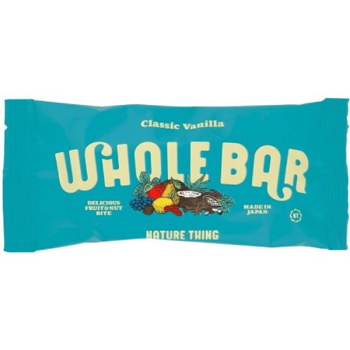 ■商品名：WHOLE BAR クラシックバニラ ■内容量：40g ■メーカー：NATURE THING ■原材料：デーツペースト （外国製造）、 アーモンドクラッシュ、 アーモンドペースト、 マカダミアナッツ、 カカオニブ、 バニラパウダー、 食塩 ■賞味期限：製造日より1年 ■商品詳細： WHOLE BARは、いつでもどこでも素材を丸ごと味わえるフルーツバーです。 デーツをベースに、アーモンドクラッシュやアーモンドペースト、マカダミアナッツ、カカオニブを使用しました。 マダガスカル産バニラの香りは、マカダミアナッツのまろやかさとカカオニブのフルーティさを引き立てます。 おやつや仕事の合間など手軽に摂りやすく持ち運びやすいのが特徴です。
