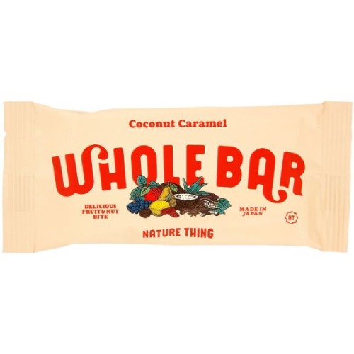 ■商品名：WHOLE BAR ココナッツキャラメル ■内容量：40g ■メーカー：NATURE THING ■原材料：デーツペースト （外国製造）、 アーモンドクラッシュ、 ココナッツミルクパウダー、 アーモンドペースト、ココナッツシュガー、 ココナッツロング、 バニラパウダー、食塩 ■賞味期限：製造日より1年 ■商品詳細： WHOLE BARは、いつでもどこでも素材を丸ごと味わえるフルーツバーです。 デーツをベースに、アーモンドクラッシュやアーモンドペースト、ココナッツミルクパウダー、ココナッツシュガーを使用しました。 クリーミーなココナッツミルクと、ローストしたアーモンドペーストがキャラメルのようなやさしい甘さと香ばしさを引き立てます。 おやつや仕事の合間など手軽に摂りやすく持ち運びやすいのが特徴です。