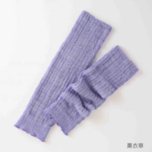 ■商品名：ほっこりあったかレッグウォーマー ■カラー：薫衣草（くんいそう）（紫系） ■サイズ：約50×12.5cm ■素材：レーヨン（TAKEFU）80%（原料に竹を使用）、ポリエステル10%、綿8%、ポリウレタン2% ■メーカー：ナファ生活研究所 ■生産国：日本 ■商品詳細： ゆったりとした装着感で腕や足元をしっかり包みあたためる、あたらしいTAKEFUのほっこりあったかレッグウォーマー。 第2の心臓とも言われている"ふくらはぎ"をしっかりと守りあたためます。腕が冷えるときにはアームウォーマーとしてもお使いください。 ふんわりとやわらかく二重に編み立てました。あまく編んだ二層の生地が空気と適度な水分を含み、冷えや乾燥からからだを守ります。 初夏の北の大地に紫の絨毯を敷き詰める薫衣草（ラベンダー）色。 ほっこりあったかくお過ごしください。TAKEFU商品ご購入時にプレゼント商品名を備考欄にご記入ください。