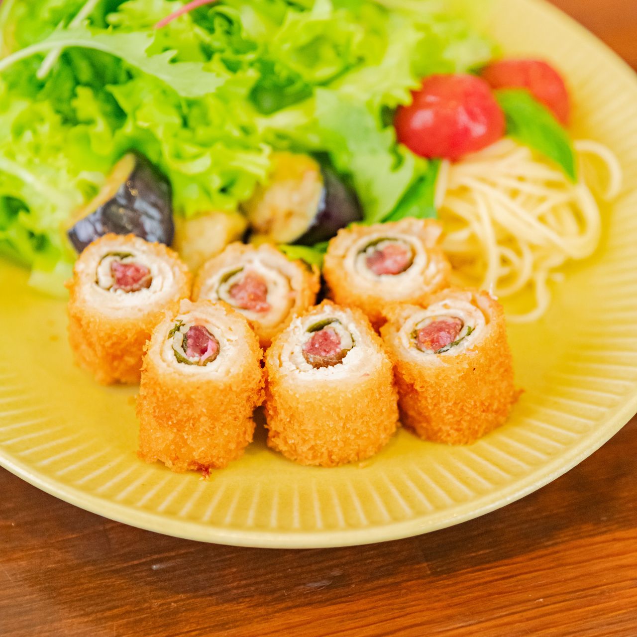 【 選べる内容量 】 ロールチキンカツ チキンと巻きました 紀州産梅肉と国産大葉（150g　(3本 ×1袋｜合計3本）｜ ロールカツ チキンカツ ヘルシー おかず 冷凍 鶏肉 鳥肉 とり肉 お試し品 冷凍食品 お弁当 時短料理 ちきんかつ 国産