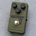 長年に渡る数多くのリクエストに応え、Green Russian Big Muff が Nanoシリーズのパッケージで復刻しました。カルト的な人気を誇る Green Russian Big Muff は1990年代半ばに登場し、衝撃を与えました。 それ以来、圧倒的なローエンドと USメイドの Big Muff とはまた違った独特なサウンドは、ギタリスト／ベーシストによって語り継がれていきました。Green Russian Big Muff はレンジの広いトーンコントロールを備え、そのサウンドは紛れもなく Big Muff のサウンドなのです。 1990年代半ばから2000年頃まで製造されたロシア Sovtek社時代の "Green Russian Big Muff" の回路を完全踏襲。 オリジナル Green Russian Big Muff Pi を彷彿とさせるアーミーグリーン・カラーを再現。 オリジナルにはなかった DCジャックを搭載。 エフェクトボードに入れやすいコンパクトな Nanoシリーズボディ。 ■電源： 9Vバッテリー(006P) or 9VDC センターマイナスアダプター JP9.6DC-200