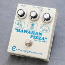 Caroline Guitar CompanyのHAWAIIAN PIZZA（ハワイアン・ピザ）はシンプルな3ノブのコントロールから、驚くほど多彩なトーンを楽しめるファズ・ドライブペダルです。 ポストCBS期のFender Tweedアンプを彷彿させるガラスのようなクランチトーンから、スピーカーコーンを揺らす轟音ディストーション、カオティックなゲートファズまで、自由自在。 それぞれが有機的に絡み合う3ノブのコントロールは、貴方を眠れなくさせるでしょう。 ファズ・ペダル特有の悩みである「他のエフェクターとのマッチング問題」を、"ギター・ピックアップ・シミュレーター”を搭載することで解消しています。 これによりシグナルチェインのどこにHAWAIIAN PIZZAを接続しても、最高のファズ・サウンドを楽しめます。 ワイヤレスシステムや、アクティブピックアップを搭載したギターで使用する場合にもトーンを最適化します。 シグナルチェインの一番最初にHAWAIIAN PIZZAを接続する際は、シミュレーター回路はオフにすることもできます。 シミュレーター回路はペダル内部のスイッチで切り替ることができます。 3つのつまみ、中でも音色エディットに関わるのは実質2つ。たった2つのつまみでこんなにバリエーションを持たせられるのは驚きです。 しかも回路はシリコントランジスタ2発、シンプルな構成！しかも、トーンやEQの必要性を感じない周波数バランスの良さは特筆に値します。 「ポークつまみ」は、入力レベルをコントロールし、歪回路へどれだけ突っ込むかで歪量を調節。 「ピザつまみ」は出来上がりのボリュームを調節します。アウトプットボリュームです。 プリボリュームとアウトプットボリュームで歪を作っていく構成からも、どこかアンプのサウンドを意識しているのかとも考えられます。 そして真ん中の「パイナップルのつまみ」、これが大変独創的です。 回路のサプライボルテージを可変することで、歪のキャラクターを無段階でコントロールしています。 アンプライクなナチュラルサウンド、カラッとキレのいいアメリカンなオーバードライブ・サウンド、充実したミドルが特徴ブリティッシュ系ハイゲインサウンド、 さらにFUZZをアドオンしたグランジ系サウンド、ブチブチのゲート・ファズサウンドと、歪み方・歪の質を変化させており、倍音構成や割合、 サチュレーションやコンプ感、ゲートやサスティーンなどなど、ノブ一つのコントロールで多角的な変化をもたらします。 トーンやイコライザーとはまったく次元の違うプロセス、思い描く歪を生み出すことができる従来にないコントロールです。 既存のどのファズペダルの系統でもない、全く新しい独創的なファズ・ペダル。 甘く香ばしい、ハワイアン・ピザの世界。 ＜ツマミ詳細＞ ■Pig (Input) ペダルのアンプリファイア回路へのインプットボリュームを調整します。 ゲインコントロールに似ていますが、より繊細で多様なトーンを出力します。 右に回すとブラストトーン、左に回していくとクランチトーンになります。 ■Pineapple (Voltage) ペダルのアンプリファイア回路への電圧を調整します。 右に回していくと電圧が上がり、ヘッドルームが広くスムースなサウンドに。 左に回すと電圧が下がると共にグシャッとしたコンプレッション、更に下げていくとと壊れたラジオ、ゲートサウンドやオクターブトーンとなります。 ■Pizza (Output) ペダルのアウトプットレベルを調整します。 コントロール幅が広くユニティに合わせることも、極端に大音量なセッティングも可能です。 電圧を下げるとボリュームも下がるので、合わせて調節してください。 *Caroline Guitar Companyのギターペダル製品はパネル上の機能を全てアイコンで示しています。 これは既成概念に捕われずに、演奏者が自由に各ノブやコントロールの可能性を試してほしいというビルダーの願いが込められています。 ≪SPEC≫ ■トゥルーバイパス仕様 ■9Vバッテリー、またはDC9Vパワーサプライ(センターマイナス)で動作 *入荷時期によって筺体や印字のカラー、ノブの種類などの仕様が変わる場合がございます。