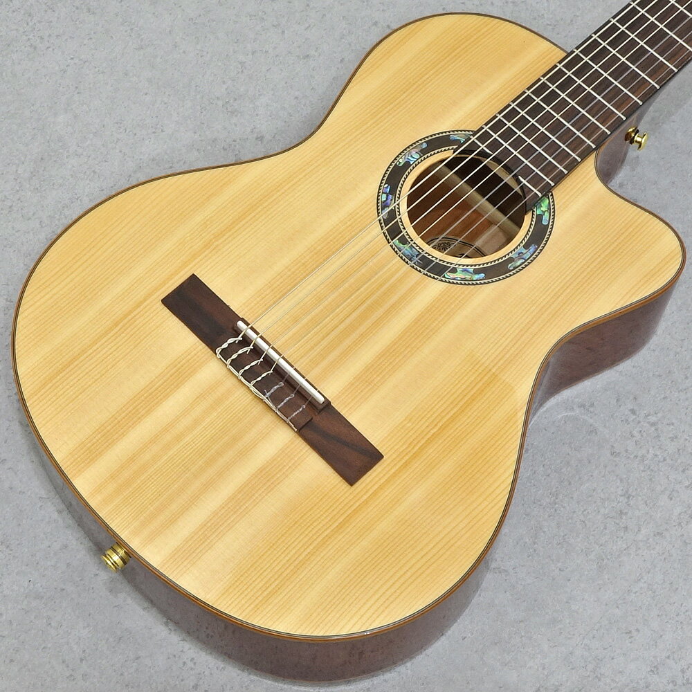 トピックスショッピングクレジット分割48回払いまで金利手数料0%！期間限定 2025年11月30日まで30,000円（税込）以上のお買い物が対象となります。本キャンペーンはクレジットカードでのお支払いは対象外となります。詳しくはお問い合わせください。アイテム説明■ELK ちょっとお得なプレゼントフェア！今なら、対象のELK製品をご購入の方に「あるとうれしいアクセサリー」をプレゼント！【対象製品とプレゼント】＜AO-6、Delgut、Delsteel、ELK-45、GRAND、STEEL、GUT 各種＞ポリッシュ、折りたたみスタンド、ELKクロス、ELKピック全7種※画像はイメージです。実際のプレゼント品とは異なる場合がございます。7弦＝LOW"B"を追加した事による深く奥行きのある低音は、6弦ではたどり着けない「表現」を可能にします。6弦バリトンギターとも異なる7弦ギターならではのキャラクターと演奏性はプレイヤーのイマジネーションをかきたて、その表現力を新たなるステージへと誘うでしょう。Gut-7のウッドストックは温かみのある音色とふくよかな中低音域が特徴的なマホガニーをサイドバック、ハッキリとした輪郭で張りのある音色の単板シトカスプルースをトップに採用。このコンビネーションから生まれる音色はクラシックギターらしさをそこなうことなく、Gut-7の特徴である7弦＝LOW"B"という低音も埋もれる事なく表現してくれます。低音域の立ち上がりも早く、各弦のバランスも整っており、まさにガットギターの王道とも言えるサウンドキャラクターに仕上がっています。単音で演奏することの多いガットギターではナット幅も非常に重要なポイント。ただ単に7弦だからといって太くしたり、6弦に近いナット幅のままではプレイアビリティが大きく低下してしまいます。Gut-7は太すぎず細すぎずの56mm幅を採用することでスムーズな演奏が可能です。ピックアップシステムにはチューナー内蔵型の"Fishman Clasica 3"を搭載し、様々なシチュエーションで活躍してくれます。ボリューム、ベース、ミドル、トレブルの3バンドEQ、フェイズスイッチ、LEDディスプレイ付きチューナーを搭載し、実用的かつ必要十分な機能が備わっています。9Vバッテリーの交換も簡単な仕様になっており、小型タイプでありながらも操作性の良さはプリアンプブランドを牽引し続けるFishmanならではです。海外の伝統音楽、特にブラジル音楽において無くてはならない楽器のひとつでもある7弦ガットギター。ひとつの楽器であらゆる役割を果たすその演奏は7弦ガットギターの可能性を大いに感じさせます。気になる方は一度調べていただくとイメージしやすいかもしれません。奥深い魅力を持つ7弦ガットギターをぜひご堪能ください。~スペック~■Body Top : Solid Sitka Spruce■Body Side : Laminated Mahogany■Body Back : Laminated Mahogany■Neck : Mahogany■Scale : 648mm■Nut Width : 56mm■Fingerboard : Rosewood■Preamp : Fishman Clasica 3※画像はイメージとなります。商品の特性上、杢目や色味は個体差がございます。納期について売却時は迅速に商品情報の削除を心掛けておりますが、ショッピングページの更新までにタイムラグが生じ、ご注文のタイミングによっては商品のご用意ができない場合がございます。あらかじめご了承くださいますようお願い申し上げます。最強配送対象商品以外、納期のご確認はご注文前に「商品についての問合わせ」よりお問い合わせください。