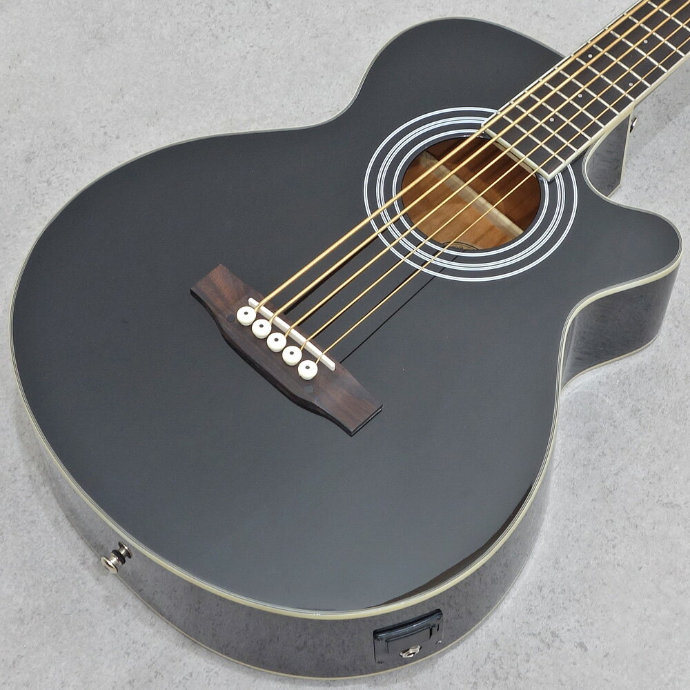 トピックスショッピングクレジット分割48回払いまで金利手数料0%！期間限定 2025年11月30日まで30,000円（税込）以上のお買い物が対象となります。本キャンペーンはクレジットカードでのお支払いは対象外となります。詳しくはお問い合わせください。アイテム説明対象のELK製アコースティックベースをご購入のお客様に「あるとうれしいアクセサリー」をプレゼント！■対象商品ACOBE 各種■プレゼントポリッシュ、折りたたみスタンド、ELKクロス※画像はイメージです。実際のプレゼント品とは異なる場合がございます。気軽に始められるリーズナブルなアコースティックベース「アコべ」の5弦モデル。エレキベースでは得られない暖かみのある豊かな低音を生み出します。さらに、Low-Bを足して音域を広げ、様々なジャンルや演奏スタイルにも対応可能なモデルになっています。ステージでの使用も想定してプリアンプを搭載、アンプラグドでの演奏はもちろん、エレアコベースとしてライブで演奏することもできる仕様。ボディ厚を若干薄く仕上げることで、演奏性を向上させ、少し弾きづらいというアコースティックベースのイメージを払拭しています。ネックグリップは艶なしのサテン仕上げとなっており、手にフィットしやすくスムーズなフィンガリングが可能です。■特徴が異なるサウンドキャラクターを持つ2種類のモデルをラインナップボディ材はプライウッドで構成することにより、ボディ鳴りを若干タイトに仕上げ、ハウリングを抑えやすくなっています。定番材に加え、エキゾチックウッドを採用したモデルもラインナップ。[ Mahogany ]暖かみのあるウッディなサウンドが特徴的なマホガニーボディモデル。アコースティックの定番とも言えるポピュラーな木材による王道サウンド。[ Striped Ebony ]リッチな低音が高い支持を得るエボニーボディモデル。ルックスのインパクトもさることながら、硬質な木材が生み出すハッキリとした輪郭が特徴的。エレキベースがメインという方にも、ストレスが少なく始められるスペックと価格。5弦仕様のアコースティックベースはなかなか手を出しづらい価格になってしまいがちですが、アコべの5弦はコストパフォーマンスが高く、フレンドリーな価格でご提供します。5弦アコースティックベースの魅力を「アコべ」で体感してください。※画像はイメージとなります。商品の特性上、杢目や色味は個体差がございます。-スペック-■Body Top : Laminated Mahogany■Body Side : Laminated Mahogany■Body Back : Laminated Mahogany■Neck : Mahogany■Scale : 864mm■Nut Width : 45mm■Fingerboard : Rosewood■Preamp : KLT-18B■Case : Soft Case納期について売却時は迅速に商品情報の削除を心掛けておりますが、ショッピングページの更新までにタイムラグが生じ、ご注文のタイミングによっては商品のご用意ができない場合がございます。あらかじめご了承くださいますようお願い申し上げます。最強配送対象商品以外、納期のご確認はご注文前に「商品についての問合わせ」よりお問い合わせください。