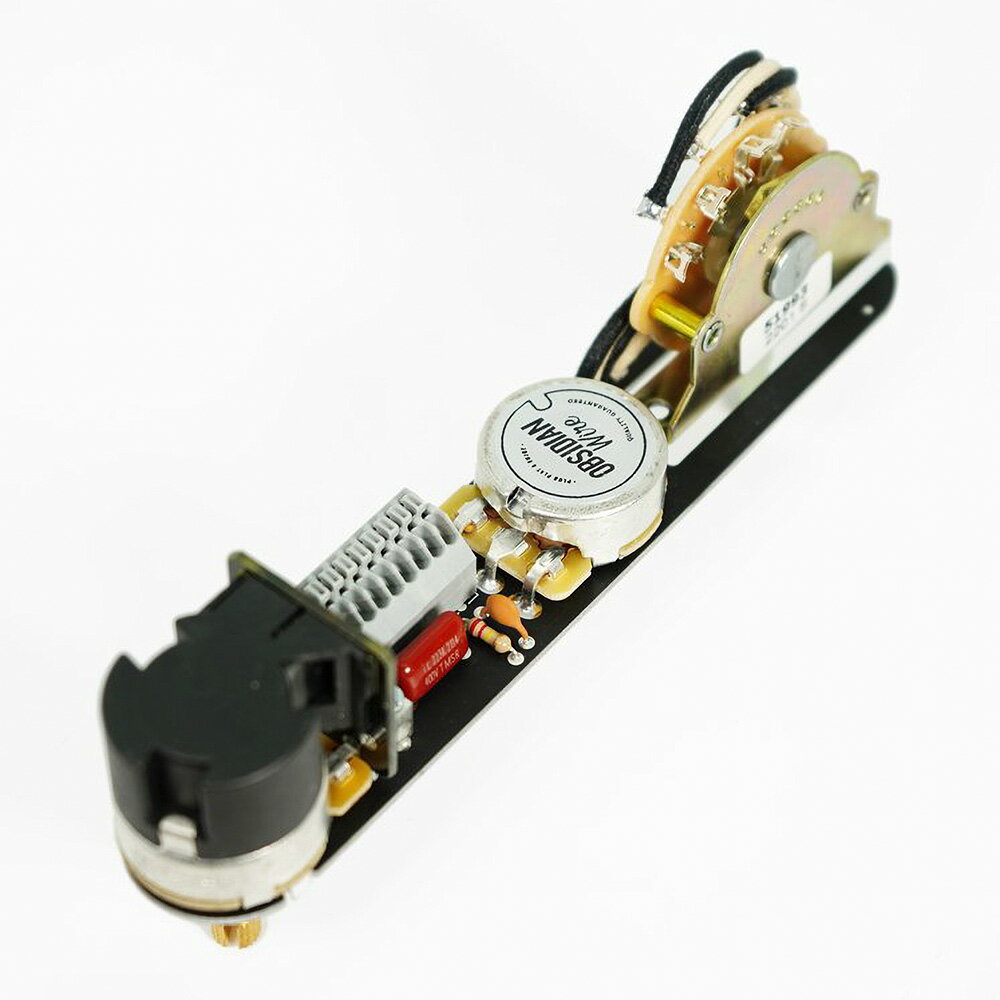 トピックスショッピングクレジット分割48回払いまで金利手数料0%！期間限定 〜2026年2月28日まで30,000円（税込）以上のお買い物が対象となります。本キャンペーンはクレジットカードでのお支払いは対象外となります。詳しくはお問い合わせください。アイテム説明ObsidianWire Custom HH for Strat '6 -Way' Gen2は、ハムバッカーを2つ搭載したHH配列のストラトキャスターをアップデートすることができます。コイルタップも可能です。ハムバッカーの出力と明瞭さを最大限に発揮し、スプリットコイル（コイルタップ）してシングルコイルに近いトーンを作ることができます。Gen2ではスプリットコイルの調整機能が追加され、豊かで暖かなスプリットコイルトーンに調整したり、伝統的なスプリットコイルトーンを設定することができます。この機能を使用するには、ハムバッカーピックアップが4コンダクターケーブルである必要があります。2番目のトーンコントロールをプッシュ/プルポットとし、引き上げることでスプリットコイルモードを選択できます。トリムポットによりネックとブリッジのスプリットコイル時のトーンを個別に調整することができるTunable ESC機能を追加しました。スプリットコイルのボイスを調整でき、グランドに送られるシグナルの量を微調整します。トリムポットをQUIET位置にすると従来のコイルスプリットとなり、LOUD位置にするとセミスプリットとなります。■5Wayスイッチポジションと役割プッシュプルダウン1.ブリッジハムバッカー2.ブリッジとネックハムバッカー3.ネックハムバッカープッシュプルアップ1.ブリッジシングルコイル2.ブリッジとネックシングルコイル3.ネックシングルコイル■コントロールノブ・コントロール1：マスターボリューム・コントロール2：トーンコントロール1・コントロール3：トーンコントロール2さらに、ボリュームを下げたときにもクリアな音色を保つため、 ObsidianWire Custom Spec Treble Bleed Modも施されています。これにより、ボリュームを下げてもポットを低域だけが通り、高域のシグナルラインが分かれることで音の濁りを軽減します。Custom HH for Strat '6 -Way' Gen2は取り付けがとても簡単です。はんだも不要。アウトプットジャックも付属しています。■コンポーネンツ・付属品・ObsidianWireカスタムCTSポット500K（±10％）、スプリットシャフト/ 24 スプライン・Oak 3Wayスイッチ・スイッチクラフトアウトプットジャック・ObsidianWireセレクト0.022μF 150シリーズポリエステルフィルムキャパシタ（±5％となるよう手作業で選別）・プリント基板（コンポーネンツ設置済）■適合モデルFender HH StratocasterSquier HH Stratocaster（コントロールホールを10mmに広げ、ノブを交換）最小キャビティ深さ29.2mmが必要です。米国仕様24スプラインノブが必要です。ハムバッカーまたはP-90を搭載したHHストラトキャスター用に構築されています。※お使いのモデルで加工が必要かどうかを事前にお答えすることはできかねます。ご了承ください。上記以外のギターや左利き用ギターには適合しません。納期について売却時は迅速に商品情報の削除を心掛けておりますが、ショッピングページの更新までにタイムラグが生じ、ご注文のタイミングによっては商品のご用意ができない場合がございます。あらかじめご了承くださいますようお願い申し上げます。最強配送対象商品以外、納期のご確認はご注文前に「商品についての問合わせ」よりお問い合わせください。