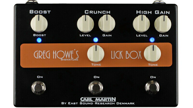 グレッグ・ハウお得意のハイゲインサウンドとクランチサウンドを1つのペダルにまとめたCarl Martin GREG HOWE'S LICK BOX デンマークが世界に誇るアナログペダルエフェクトの老舗ブランド、Carl Martin(カールマーチン)。 欧州のプロフェッショナルを中心に愛用者も多く、サウンドにこだわる日本のギタリストにも好評を博しています。 評価の高いオーバードライブ各製品の中でも特に人気が高いPLEXITONEは、プロギタリストのグレッグ・ハウの大のお気に入りで、あらゆるジャンルでも使い込んでいます。 今回はそのPLEXITONEを基にグレッグがさらに使いやすい仕様をCarl Martin社にリクエストして完成しました。 PLEXITONEはハイゲインとクランチの2つのオーバードライブを搭載し、切り替えて使う仕様でしたが、今回登場するLICK BOXではこの2つのオーバードライブの独立したオン/オフが可能。 もちろんPLEXITONE同様にクリーンブースターも内蔵されています。 Greg Howe's Lick Boxは、グレッグ・ハウお得意のハイゲインサウンドとクランチサウンドを1つのペダルにまとめました。 見た目はグレッグも愛用するPlexiIToneと変わらないように見えますが、グレッグの好みに合わせてチューニングされています。 ハイゲイン・チャンネルはより豊かなボトムとカラッとした高音域、そしてクランチ・チャンネルは少しコンプレッションがかかったミッドレンジに特徴があります。 もちろん他のペダルでも好評の+12dBクリーンブースターも装備されています。 さらに他のペダルと大きく違う仕様として、両チャンネルの同時使用が可能だということ。 組み合わせやノブの位置により、そのサウンドとゲインは無限大です。 各チャンネルには独立してそれぞれ、GAIN、LEVEL、TONEノブを装備。 クリーンブースターにはBOOSTノブが装備されています。 なお電源は新たに開発されたDC/DCコンバーターを搭載することにより、9Vの電源仕様ながら内部では±12Vで動作しています。 これにより充分なヘッドルームを得られます。 *ACアダプターは付属していません。 *エフェクター筐体内に電池ボックスが無いため、アダプターのみでの動作。 ＜3Stomps, 1Box＞ Lick Boxは一見するとProシリーズのPlexiToneと似た仕様になっています。 サウンドもさることながら、決定的に違うのはハイゲイン・チャンネルとクランチ・チャンネルがセレクトではなく、それぞれがON/OFFになっているところです。 さらに各ドライブチャンネルにはトーンコントロールもついているため、異なるトーンコントロール設定ができます。 さらにHot Drive'n Boostをはじめ、PlexiToneやAC-Tone、DC Driveなどに搭載されているクリーンブーストも装備。 ハイゲインOD、クランチOD、ブースターと3つのストンプが1つの筐体に収められています。 1台3役ですが、歪みに関してこの1台で完結できてしまうほどです。 ＜グレッグ・ハウ PlexiToneコメント＞ Carl Martin の PlexiTone には文字通りブッ飛んだよ！ ありとあらゆるアンプのクリーンチャンネルに、あるいは1ボリュームのアンプにブチ込んで試してみたけど、どのアンプからでも望み通りの音が出せるんだ。 そう、出したい音はすべてね！ 手に入れてからもうかれこれ数ヶ月経つけど、今となっては俺の持ってる他のどのハイエンド・ペダルたちにも負けない重要な機材になっているよ。 それと最近気づいたんだけど、このトーンはどんなジャンルの音楽にもフィットするね。 「○○なジャンル向け」といったペダルが多い中で、コイツはものすごく多用途に使えるんだ。 微妙な味付け程度のブーストから引き締まったクランチトーン、ゴリゴリの歪みまで…どんな音色でもウォームなんだ。 たとえどんなにハイゲインでも暖かみを失わないんだから、たまんないよ。 ●入力インピーダンス：1MΩ ●出力インピーダンス：200Ω ●S/N比：54dB ●最大ゲイン(ハイゲインチャンネル)：+89dB ●最大ゲイン(クランチチャンネル)：+60dB ●最大ブーストゲイン：+12dB ●電源仕様：ACアダプター9VDC/150mAセンターマイナス(乾電池は使用できません) ●最大消費電流：100mA ●外形寸法：188W x 123D x 56H mm ●本体重量：700g 【 メーカー在庫依存商品 】 ※メーカー在庫依存商品はお取り寄せでも翌日出荷が可能です。 (メーカー在庫品・平日受付時間内) ※商品状態をリアルタイムに反映できない場合がございます。 売り切れの際はご了承ください。