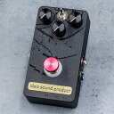 VintageのDS-1のサウンドを軸に、現在的なハイゲインサウンドまでをも可能までにブラッシュアップ。ドライブを上げる程に溢れ出す倍音感も気持ち良いですが、ドライブを上げてもしっかりとピッキング1音1音に食いついてくるサウンドは弾いててテンションが上がります。TONE回路もユニークでどのポジションでも使えるサウンドに仕上がっています。お手持ちのディストーションに満足していない方、まずは弾いてみてください。Vintage DS-1の良さを理解し再現したうえで、ミッドブースト寄りとし、現代的なハイゲインサウンドまでカバー出来るオールラウンドなディストーションサウンドに仕上げました。弱点と言われるケースの多いTONE回路もオリジナルのTONE回路を搭載することにより劇的に改善。どのポジションでも使えるサウンドが得られるようにしました。ローカットの周波数を変える3モードスイッチで食い付きの良いリフからブルージーなクランチまで対応可能です。■モードSW （ローカットの周波数を変更）Up= NormalモードMid= BrightモードDown= Fatモード■コントロール（IDEA-TSX ver.2、IDEA-DSX ver.2、IDEA-FZX ver.1、共通）Left＝VOLUME、Center＝TONE、Right＝GAIN■正相出力スペック・接続端子：Input、Output、DC9V In・電源：9Vバッテリー、DC9V ACアダプター・外寸：幅 (W) 69 mm、奥行き (D) 111 mm、高さ (H) 47 mm・重量：約253g（電池含まず）※当商品は店舗販売しているため在庫状況がリアルタイムに反映できない場合がございます。すでに品切れている場合がございますので予めご了承下さい。