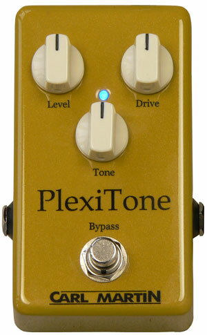 Carl Martinから発表され、ロングセラーとなっているPROシリーズのPlexi Tone。 クランチからハイゲインまで歪みを自在にコントロールできるPlexi Toneに小型化されたPlexiTone Single Channelが登場しました。 基礎となったのは、Plexi Toneのハイゲインチャンネルで、ブースター要素からクランチ、ハイゲインとシングルチャンネルの中でも幅広くサウンドクリエイトすることができます。 Plexi Toneの特に人気のある"High Gain"チャンネルを抜き出し、シングル化しました。 「Drive」ノブの可変幅は広く、ブースター要素からクランチ-ハイゲインまでサウンドクリエイトすることができます。 またProシリーズのPlexi Toneの電源には、100V AC電源を採用していましたが、シングルチャンネルでは利便性を重視して9V DC電源を採用しています。 (*ただし筐体内に電池ボックスが無いためACアダプタのみでの動作となります。) 小型化され、電源も他のエフェクターと合わせて取りやすくなったことで、Plexi Toneがより身近になることができました。 そしてPlexi Toneのハイゲインは、どんなアンプを使ってもその歪みのクオリティを実感することができるでしょう。 Carl Martinが生み出す極上のオーバードライブを堪能してください。 ■へビィデューティなダイキャストボディ ■DRIVE コントロール：歪み具合の設定 ■LEVEL コントロール：ドライブ時の出力レベルの設定 ■TONEコントロール：エフェクターのトーンをコントロールします ■LED:ドライブON時に点灯 ■INPUTジャック ■OUTPUTジャック ■アダプタージャック ■サイズ：115W x 80D x 62H mm ■重さ：330 g ■9V DC アダプター(センターマイナス仕様) *エフェクター筐体内に電池ボックスが無いため、アダプターのみでの動作 ＜PLEXITONE SINGLE CHANNEL 各部コントロール＞ ●LEVEL LEVELノブでエフェクトの総合的なレベルをコントロールします。 バッキング、ソロやバイパス時などとのバランスを調整するための基礎となるノブです。 ●DRIVE DRIVEノブはオーバードライブ量を調整します。 ノブで歪み量を調節することで、ブースターからクランチ、ハイゲインまで幅広いドライブサウンドをクリエイトすることができます。 本家"Plexi Tone"譲りのハイゲインオーバードライブです。 ●TONE TONEコントロールノブです。 全体のトーンをコントロールし、ノブを時計回しに回していくことでハイアップしていきます。 ●Bypass エフェクターのON/OFFを切り替えるスイッチです。 エフェクトON時に本体中心のLEDが青色に点灯します。 Carl Martin Blue Rangerはバイパス仕様となっています。 ＜動画デモンストレーター：小川悦司＞ 小川悦司 ギターリスト、作編曲家。 五十嵐はるみ、竹本孝之などを始めとした多くのアーティストのレコーディング、サポートから、TV、ラジオ、ゲーム音楽まで多くの作品に関わる。 また長年にわたるDTMマガジンの連載を始めとした出版物から音楽ソフトの開発、音源のエフェクトプリセットまで幅広いフィールドで活動している。 【即納可能】【あす楽】表記の商品以外は基本的にお取り寄せになります。 メーカー在庫依存商品はお取り寄せでも翌日出荷が可能です。 (但：メーカー在庫品・平日メーカー受注時間内) ※商品状態をリアルタイムに反映できない場合がございます。 売り切れの際はご了承ください。