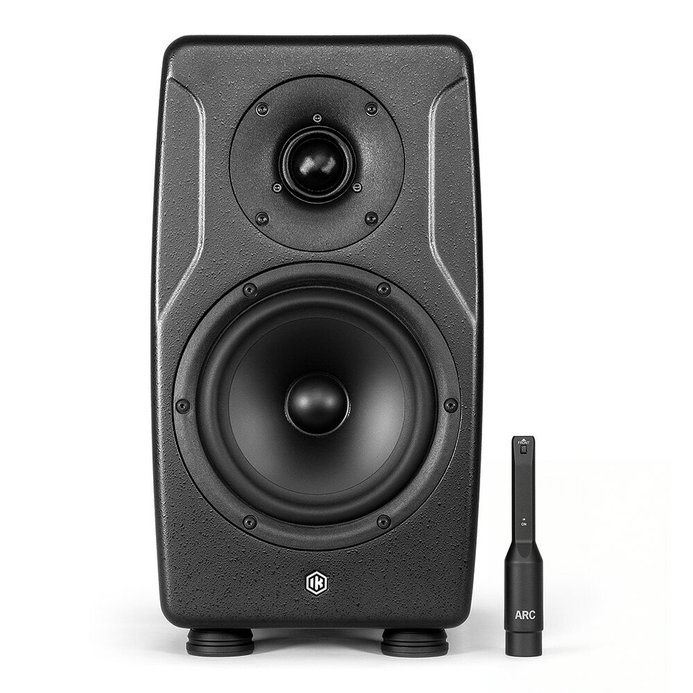 トピックスショッピングクレジット分割48回払いまで金利手数料0%！期間限定 2026年5月31日まで30,000円（税込）以上のお買い物が対象となります。本キャンペーンはクレジットカードでのお支払いは対象外となります。詳しくはお問い合わせください。アイテム説明モニタリングの精度を、次のレベルへ。6.5インチ・ウーファー + 1.5インチ・ツイーター、150W RMS。iLoud Precision MKII シリーズは、高い評価を受けた前モデルの性能に磨きをかけた、高性能スタジオ・モニターの最新版です。高度な DSP コントロールによる卓越した精度、最新のルーム補正ソリューション ARC X とのシームレスな統合により、さらに洗練されたモニタリング環境を提供します。・ARC X ルーム補正 : 最新のルーム補正機能 ARC X を内蔵。周波数特性を補正し、自動でリスニング環境を最適化。・新設計のエンクロージャー : MKII の新しい筐体は、内部ブレーシングの強化と洗練された MDF 構造をさらに強化。不要な共振を低減し、周波数全域での明瞭度が向上。・グラフェン強化ツィーター : 超軽量で剛性の高いグラフェン強化ツィーターを採用し、高域のディテールを忠実に再現。・柔軟な設置オプション : オプションのブラケットで、イマーシブ・スタジオ環境への導入もスムーズ。・超リニアな周波数特性 : 45 Hz〜30 kHz 範囲で ±1 dB のフラットなレスポンス。ミックスを色付けなく正確に再現。・リニアフェーズ & タイム・コヒーレント・モニタリング : トランジェント（音の立ち上がり）を正確に再現。耳の疲労を軽減し自然で明瞭なリスニング体験を提供。・拡張された低域性能 : 37 Hz （-4 dB）まで伸びる低音。サブウーファーも不要。■すべてを把握し、信頼できるミックスをモニター・スピーカーが音のすべてのニュアンスを明らかにできれば、ミックスの問題を素早く見つけ、確実に修正できます。iLoud Precision MKII は、ミックスの「ありのまま」を再生することで、正確な判断を導き出し、制作の流れを妨げることなく、より効率的な作業を可能にします。このような制作環境から生まれるミックスは、どんな再生環境でもしっかりとリスナーに伝わります。音楽制作、グローバル・プラットフォーム向けのコンテンツ制作など、どんな用途でも信頼できるモニタリング環境を提供します。■最高水準の透明度、再現力iLoud Precision MKII は、クラス最高レベルの透明度で再生できるように設計されています。リニアな位相特性と、制御されたタイム・アライメントにより、驚くほど正確な定位感を実現し、ミックス内のすべての要素を迷いなく把握することが可能です。+/- 1 dB 範囲で 45 Hz から 30 kHz までフラットな周波数特性、- 4 dB 範囲で 37 Hz まで伸びる低域により、全帯域にわたる明瞭な音像と正確な低音を再生します。その結果、周波数全体にわたって優れた解像度が得られ、それがより迅速な制作判断につながり、どんな環境で再生しても通用するミックスに繋がるのです。■リアルな響きを、すべての瞬間にiLoud Precision MKII は、カスタム設計の Class-D アンプと高度なエレクトロ・アコースティック設計を組み合わせ、卓越した解像度を実現しています。軽量かつ高剛性のグラフェン・ツイーターが高域のディテールを捉え、ペーパー製のミッド・ウーファーは、歪みを最小限に抑えながら素早くクリーンなトランジェントを再現します。さらに、適切に制振された MDF エンクロージャーが不要な共振や回折を抑制。制御された指向性パターンと相まって、安定した正確なパフォーマンスを提供します。■アイソレーション・パッドが付属すべての iLoud Precision MKII には、専用設計の iLoud Isolation Pods が付属しています。このアルミニウム製スタンドは、スピーカーを設置面から物理的に切り離すことで、振動の伝達や不要な共振を最小限に抑え、箱から出したその瞬間からモニターの性能を最大限に引き出します。【主な特徴】■クラス最高の周波数特性+/- 1 dB 範囲で 45 Hz から 30 kHz までフラットに伸びた周波数特性。ミックスの問題点を浮き彫りにして、より素早く、正確な作業が可能。■超低域を正確に再現-4 dB 範囲で 36 Hzまで、ARC キャリブレーションを実行すると 30 Hzまで正確な低域を再生可能。パワフルでありながら、ブーミーになったり輪郭がぼやけたりすることのない低域を実現します。さらに、内蔵のローカット機能により、外部クロスオーバーを使用せずにサブ・ウーファーとのスムーズな統合が可能。■真にリニアな位相周波数特性96 kHz で動作する内蔵 DSP、リニアフェーズ・デジタル・クロスオーバー、カスタム設計のクラス D アンプを搭載。鋭く正確なトランジェントと信頼できるステレオ・イメージングを実現。■長時間の作業も快適に正確なタイム・アライメントにより、すべての周波数を時間的に正しく整え、耳に優しいリスニングを実現。ミックスの見通しが向上し、長時間の作業での疲れを軽減。■自動ルーム補正で本来のサウンドを付属の MEMS マイクと内蔵の ARC X ルーム補正機能により、わずかな時間で空間に合わせたキャリブレーションが可能。設置された空間に起因する不快な鳴りを抑え、正確なサウンドを再生。■ARC X によるスマート・モニタリング新しい ARC X システムとの完全な統合により、インテリジェントな音響キャリブレーションをワークフローに直接組み込むことができます。ARC X は自動的に空間を分析し、フラットな周波数特性を実現するための正確な補正を適用し、モニター間のタイミングを揃え、出力レベルをバランスさせます。これにより、ミックス判断を妨げる部屋由来の問題を取り除きます。補正を超え、ARC X はカスタマイズ可能なシステムチューニングと高度なスピーカーエミュレーションにより、あなたの環境をさらに強化します。モニタリングシステムを個人の好みに合わせて調整したり、ハイエンドのスタジオモニターから一般的な再生デバイスまで、20種類以上の象徴的なスピーカーシステムをシミュレートすることができます。セットアップは数分で完了。完全な自信を持ってミックス。プロフェッショナルなスタジオでも、調整されたホームルームでも、ポータブル環境でも、ARC X は常にモニターが最大限の性能を発揮することを保証します。■イマーシブ環境への統合Dolby Atmos? をはじめとした複雑なマルチ・チャンネル構成に対応する、専用の Mounting Bracket（別売）もご用意。iLoud Precision MKII を中心とする、プロフェッショナル環境の構築もスムーズです。iLoud Precision Remote Controller（別売）を使えば、4種類の ARC X ボイスの切り替え、ミュート、ディムといった機能を、手元でコントロールできます。キャリブレーション時には、4箇所の測定ポイントが各ボタンに対応し、測定プロセスの中で使用することも可能です。発光スイッチによるビジュアル・フィードバックと直感的な操作性により、ARC の力を最大限にいかした、効率的なワークフローを提供します。■モダン・モニタリングの完成形iLoud Precision MKII の比類のない透明性と精密さ、正確な再現性、そしてインテリジェントなキャリブレーション機能は、あなたの創造力を引き出します。より安心感のある、集中力が高まるワンランク上のモダン・モニタリング環境を、iLoud Precision MKII で手に入れましょう。スペック※1本単位のスペックです。■6.5" ultralight coated paper mid-woofer■1.5" high output, low distortion chambered textile dome tweeter■Audiophile, custom-designed Class-D power amplifiers■150 W total RMS power■Max SPL, peak, pair, music, 1 m: 116 dB■Complete DSP controlled system, 96 kHz sampling rate■45 Hz to 30 kHz frequency response +/- 1 dB■37 Hz low frequency extension @-4 dB■Phase response: Coherent, 0/+20° max from 150 Hz up■Phase rotation at 100Hz (with high pass filter off): 45° max■Directivity (Vertical - all voices): +/-50°■Directivity (Vertical - Wide Dispersion mode): +65°/-50°■Continuous, long term SPL free field, 1 m distance, one speaker, fullband pink noise: 100 dB(A)■Peak SPL free field, 1 m distance, one speaker, fullband pink noise: 106 dB(A)■Peak SPL, half space, 1 m distance, one speaker, fullband pink noise: 108 dB(A)■Maximum peak SPL, per pair, 1 m distance, music program: 116 dB(A)■Crossover frequency: 1.9 kHz■Crossover type: 8th order, linear phase■LF Power amp (short term): 120 W■HF Power amp (short term): 30 W■Power amps distortion at nominal power: 0.005%■Total latency or TOF: 2.5 ms■Adjustable additional delay: 0-10 ms■High pass filter: off, 35, 50, 65, 80 Hz■LF contour: from -10 to +6 dB■Desk contour: from -10 to 0 dB■Mid contour: from -4 to +4 dB■HF contour: from -6 to +6 dB■Sentitivity: -4 dBu / 90 dBSPL■Input gain trim: +/-5 dB■Unit to unit consistency: +/-0.5 dB■Operating temperature (non condensing): from 0 to 35 °C■Coherent time response across the audio spectrum■High performance vented design■Built-in ARC room calibration■ARC X technology■Remote control for ARC X voice selection and measurement process control■ARC X macOS and Windows control software■Handcrafted in Italy■寸法と重量・353 mm x 201 mm x 282 mm・7.7 kg■内容品・iLoud Precision 6 MKII（1本）・電源ケーブル・ARC 測定用 MEMS マイク・ARC マイクロフォン用クランプ・USB-B to USB-A ケーブル（2.5m）・iLoud Isolation Pods（4個）【ARC X のシステム必要条件】■Mac（64ビット）・macOS 11 以降・Apple M1 または Intel Core i5 以上の CPU・4 GB 以上のRAM・OpenGL 2 準拠のグラフィック・アダプター・Audio Units、VST 3、AAX プラグインとして動作・測定時、サンプリングレート 44.1 / 48 kHz をサポートする Core Audio 互換のオーディオインターフェイス（要ファンタム電源）・インターネット接続環境■Windows（64ビット）・Windows 10 以降・Intel Core i5 以上の CPU・4 GB 以上のRAM・OpenGL 2 準拠のグラフィック・アダプター・VST 3、AAX プラグインとして動作・測定時、サンプリングレート 44.1 / 48 kHz をサポートする ASIO 互換のオーディオインターフェイス（要ファンタム電源）・インターネット接続環境納期について売却時は迅速に商品情報の削除を心掛けておりますが、ショッピングページの更新までにタイムラグが生じ、ご注文のタイミングによっては商品のご用意ができない場合がございます。あらかじめご了承くださいますようお願い申し上げます。最強配送対象商品以外、納期のご確認はご注文前に「商品についての問合わせ」よりお問い合わせください。