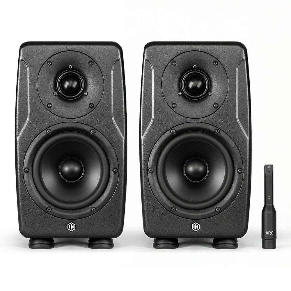 トピックスショッピングクレジット分割48回払いまで金利手数料0%！期間限定 2026年5月31日まで30,000円（税込）以上のお買い物が対象となります。本キャンペーンはクレジットカードでのお支払いは対象外となります。詳しくはお問い合わせください。アイテム説明モニタリングの精度を、次のレベルへ。5インチ・ウーファー + 1.5インチ・ツイーター、135W RMS。iLoud Precision MKII シリーズは、高い評価を受けた前モデルの性能に磨きをかけた、高性能スタジオ・モニターの最新版です。高度な DSP コントロールによる卓越した精度、最新のルーム補正ソリューション ARC X とのシームレスな統合により、さらに洗練されたモニタリング環境を提供します。・ARC X ルーム補正 : 最新のルーム補正機能 ARC X を内蔵。周波数特性を補正し、自動でリスニング環境を最適化。・新設計のエンクロージャー : MKII の新しい筐体は、内部ブレーシングの強化と洗練された MDF 構造をさらに強化。不要な共振を低減し、周波数全域での明瞭度が向上。・グラフェン強化ツィーター : 超軽量で剛性の高いグラフェン強化ツィーターを採用し、高域のディテールを忠実に再現。・柔軟な設置オプション : オプションのブラケットで、イマーシブ・スタジオ環境への導入もスムーズ。・超リニアな周波数特性 : 45 Hz〜30 kHz 範囲で ±1 dB のフラットなレスポンス。ミックスを色付けなく正確に再現。・リニアフェーズ & タイム・コヒーレント・モニタリング : トランジェント（音の立ち上がり）を正確に再現。耳の疲労を軽減し自然で明瞭なリスニング体験を提供。・拡張された低域性能 : 37 Hz （-4 dB）まで伸びる低音。サブウーファーも不要。■すべてを把握し、信頼できるミックスをモニター・スピーカーが音のすべてのニュアンスを明らかにできれば、ミックスの問題を素早く見つけ、確実に修正できます。iLoud Precision MKII は、ミックスの「ありのまま」を再生することで、正確な判断を導き出し、制作の流れを妨げることなく、より効率的な作業を可能にします。このような制作環境から生まれるミックスは、どんな再生環境でもしっかりとリスナーに伝わります。音楽制作、グローバル・プラットフォーム向けのコンテンツ制作など、どんな用途でも信頼できるモニタリング環境を提供します。■最高水準の透明度、再現力iLoud Precision MKII は、クラス最高レベルの透明度で再生できるように設計されています。リニアな位相特性と、制御されたタイム・アライメントにより、驚くほど正確な定位感を実現し、ミックス内のすべての要素を迷いなく把握することが可能です。+/- 1 dB 範囲で 45 Hz から 30 kHz までフラットな周波数特性、- 4 dB 範囲で 37 Hz まで伸びる低域により、全帯域にわたる明瞭な音像と正確な低音を再生します。その結果、周波数全体にわたって優れた解像度が得られ、それがより迅速な制作判断につながり、どんな環境で再生しても通用するミックスに繋がるのです。■リアルな響きを、すべての瞬間にiLoud Precision MKII は、カスタム設計の Class-D アンプと高度なエレクトロ・アコースティック設計を組み合わせ、卓越した解像度を実現しています。軽量かつ高剛性のグラフェン・ツイーターが高域のディテールを捉え、ペーパー製のミッド・ウーファーは、歪みを最小限に抑えながら素早くクリーンなトランジェントを再現します。さらに、適切に制振された MDF エンクロージャーが不要な共振や回折を抑制。制御された指向性パターンと相まって、安定した正確なパフォーマンスを提供します。■アイソレーション・パッドが付属すべての iLoud Precision MKII には、専用設計の iLoud Isolation Pods が付属しています。このアルミニウム製スタンドは、スピーカーを設置面から物理的に切り離すことで、振動の伝達や不要な共振を最小限に抑え、箱から出したその瞬間からモニターの性能を最大限に引き出します。【主な特徴】■クラス最高の周波数特性+/- 1 dB 範囲で 45 Hz から 30 kHz までフラットに伸びた周波数特性。ミックスの問題点を浮き彫りにして、より素早く、正確な作業が可能。■超低域を正確に再現-4 dB 範囲で 36 Hzまで、ARC キャリブレーションを実行すると 30 Hzまで正確な低域を再生可能。パワフルでありながら、ブーミーになったり輪郭がぼやけたりすることのない低域を実現します。さらに、内蔵のローカット機能により、外部クロスオーバーを使用せずにサブ・ウーファーとのスムーズな統合が可能。■真にリニアな位相周波数特性96 kHz で動作する内蔵 DSP、リニアフェーズ・デジタル・クロスオーバー、カスタム設計のクラス D アンプを搭載。鋭く正確なトランジェントと信頼できるステレオ・イメージングを実現。■長時間の作業も快適に正確なタイム・アライメントにより、すべての周波数を時間的に正しく整え、耳に優しいリスニングを実現。ミックスの見通しが向上し、長時間の作業での疲れを軽減。■自動ルーム補正で本来のサウンドを付属の MEMS マイクと内蔵の ARC X ルーム補正機能により、わずかな時間で空間に合わせたキャリブレーションが可能。設置された空間に起因する不快な鳴りを抑え、正確なサウンドを再生。■ARC X によるスマート・モニタリング新しい ARC X システムとの完全な統合により、インテリジェントな音響キャリブレーションをワークフローに直接組み込むことができます。ARC X は自動的に空間を分析し、フラットな周波数特性を実現するための正確な補正を適用し、モニター間のタイミングを揃え、出力レベルをバランスさせます。これにより、ミックス判断を妨げる部屋由来の問題を取り除きます。補正を超え、ARC X はカスタマイズ可能なシステムチューニングと高度なスピーカーエミュレーションにより、あなたの環境をさらに強化します。モニタリングシステムを個人の好みに合わせて調整したり、ハイエンドのスタジオモニターから一般的な再生デバイスまで、20種類以上の象徴的なスピーカーシステムをシミュレートすることができます。セットアップは数分で完了。完全な自信を持ってミックス。プロフェッショナルなスタジオでも、調整されたホームルームでも、ポータブル環境でも、ARC X は常にモニターが最大限の性能を発揮することを保証します。■イマーシブ環境への統合Dolby Atmos? をはじめとした複雑なマルチ・チャンネル構成に対応する、専用の Mounting Bracket（別売）もご用意。iLoud Precision MKII を中心とする、プロフェッショナル環境の構築もスムーズです。iLoud Precision Remote Controller（別売）を使えば、4種類の ARC X ボイスの切り替え、ミュート、ディムといった機能を、手元でコントロールできます。キャリブレーション時には、4箇所の測定ポイントが各ボタンに対応し、測定プロセスの中で使用することも可能です。発光スイッチによるビジュアル・フィードバックと直感的な操作性により、ARC の力を最大限にいかした、効率的なワークフローを提供します。■モダン・モニタリングの完成形iLoud Precision MKII の比類のない透明性と精密さ、正確な再現性、そしてインテリジェントなキャリブレーション機能は、あなたの創造力を引き出します。より安心感のある、集中力が高まるワンランク上のモダン・モニタリング環境を、iLoud Precision MKII で手に入れましょう。スペック※1本単位のスペックです。■5" ultralight coated paper mid-woofer■1.5" high output, low distortion chambered textile dome tweeter■Audiophile, custom-designed Class-D power amplifiers■135 W total RMS power■Max SPL, peak, pair, music, 1 m: 114.5 dBA■Complete DSP controlled system, 96 kHz sampling rate■46 Hz to 30 kHz frequency response +/- 1 dB■39 Hz low frequency extension @-4 dB■Phase response: Coherent, 0/+20° max from 150 Hz up■Phase rotation at 100Hz (with high pass filter off): 50° max■Directivity (Vertical - all voices): +/-50°■Directivity (Vertical - Wide Dispersion mode): +70°/-50°■Continuous, long term SPL free field, 1 m distance, one speaker, fullband pink noise: 98.5 dB(A)■Peak SPL free field, 1 m distance, one speaker, fullband pink noise: 104.5 dB(A)■Peak SPL, half space, 1 m distance, one speaker, fullband pink noise: 106.5 dB(A)■Maximum peak SPL, per pair, 1 m distance, music program: 114.5 dB(A)■Crossover frequency: 2.1 kHz■Crossover type: 8th order, linear phase■LF Power amp (short term): 110 W■HF Power amp (short term): 25 W■Power amps distortion at nominal power: 0.005%■Total latency or TOF: 2.5 ms■Adjustable additional delay: 0-10 ms■High pass filter: off, 35, 50, 65, 80 Hz■LF contour: from -10 to +6 dB■Desk contour: from -10 to 0 dB■Mid contour: from -4 to +4 dB■HF contour: from -6 to +6 dB■Sentitivity: -4 dBu / 88 dBSPL■Input gain trim: +/-5 dB■Unit to unit consistency: +/-0.5 dB■Operating temperature (non condensing): from 0 to 35 °C■Coherent time response across the audio spectrum■High performance vented design■Built-in ARC room calibration■ARC X technology■Remote control for ARC X voice selection and measurement process control■ARC X macOS and Windows control software■Handcrafted in Italy■寸法と重量・305 mm x 177 mm x 248 mm・6.1 kg■内容品・iLoud Precision 5 MKII（1本）・電源ケーブル・ARC 測定用 MEMS マイク・ARC マイクロフォン用クランプ・USB-B to USB-A ケーブル（2.5m）・iLoud Isolation Pods（4個）【ARC X のシステム必要条件】■Mac（64ビット）・macOS 11 以降・Apple M1 または Intel Core i5 以上の CPU・4 GB 以上のRAM・OpenGL 2 準拠のグラフィック・アダプター・Audio Units、VST 3、AAX プラグインとして動作・測定時、サンプリングレート 44.1 / 48 kHz をサポートする Core Audio 互換のオーディオインターフェイス（要ファンタム電源）・インターネット接続環境■Windows（64ビット）・Windows 10 以降・Intel Core i5 以上の CPU・4 GB 以上のRAM・OpenGL 2 準拠のグラフィック・アダプター・VST 3、AAX プラグインとして動作・測定時、サンプリングレート 44.1 / 48 kHz をサポートする ASIO 互換のオーディオインターフェイス（要ファンタム電源）・インターネット接続環境納期について売却時は迅速に商品情報の削除を心掛けておりますが、ショッピングページの更新までにタイムラグが生じ、ご注文のタイミングによっては商品のご用意ができない場合がございます。あらかじめご了承くださいますようお願い申し上げます。最強配送対象商品以外、納期のご確認はご注文前に「商品についての問合わせ」よりお問い合わせください。