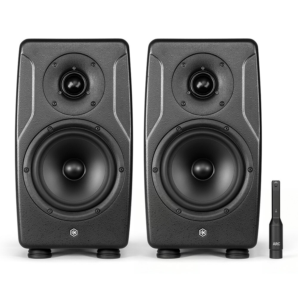 トピックスショッピングクレジット分割48回払いまで金利手数料0%！期間限定 2026年5月31日まで30,000円（税込）以上のお買い物が対象となります。本キャンペーンはクレジットカードでのお支払いは対象外となります。詳しくはお問い合わせください。アイテム説明モニタリングの精度を、次のレベルへ。6.5インチ・ウーファー + 1.5インチ・ツイーター、150W RMS。iLoud Precision MKII シリーズは、高い評価を受けた前モデルの性能に磨きをかけた、高性能スタジオ・モニターの最新版です。高度な DSP コントロールによる卓越した精度、最新のルーム補正ソリューション ARC X とのシームレスな統合により、さらに洗練されたモニタリング環境を提供します。・ARC X ルーム補正 : 最新のルーム補正機能 ARC X を内蔵。周波数特性を補正し、自動でリスニング環境を最適化。・新設計のエンクロージャー : MKII の新しい筐体は、内部ブレーシングの強化と洗練された MDF 構造をさらに強化。不要な共振を低減し、周波数全域での明瞭度が向上。・グラフェン強化ツィーター : 超軽量で剛性の高いグラフェン強化ツィーターを採用し、高域のディテールを忠実に再現。・柔軟な設置オプション : オプションのブラケットで、イマーシブ・スタジオ環境への導入もスムーズ。・超リニアな周波数特性 : 45 Hz〜30 kHz 範囲で ±1 dB のフラットなレスポンス。ミックスを色付けなく正確に再現。・リニアフェーズ & タイム・コヒーレント・モニタリング : トランジェント（音の立ち上がり）を正確に再現。耳の疲労を軽減し自然で明瞭なリスニング体験を提供。・拡張された低域性能 : 37 Hz （-4 dB）まで伸びる低音。サブウーファーも不要。■すべてを把握し、信頼できるミックスをモニター・スピーカーが音のすべてのニュアンスを明らかにできれば、ミックスの問題を素早く見つけ、確実に修正できます。iLoud Precision MKII は、ミックスの「ありのまま」を再生することで、正確な判断を導き出し、制作の流れを妨げることなく、より効率的な作業を可能にします。このような制作環境から生まれるミックスは、どんな再生環境でもしっかりとリスナーに伝わります。音楽制作、グローバル・プラットフォーム向けのコンテンツ制作など、どんな用途でも信頼できるモニタリング環境を提供します。■最高水準の透明度、再現力iLoud Precision MKII は、クラス最高レベルの透明度で再生できるように設計されています。リニアな位相特性と、制御されたタイム・アライメントにより、驚くほど正確な定位感を実現し、ミックス内のすべての要素を迷いなく把握することが可能です。+/- 1 dB 範囲で 45 Hz から 30 kHz までフラットな周波数特性、- 4 dB 範囲で 37 Hz まで伸びる低域により、全帯域にわたる明瞭な音像と正確な低音を再生します。その結果、周波数全体にわたって優れた解像度が得られ、それがより迅速な制作判断につながり、どんな環境で再生しても通用するミックスに繋がるのです。■リアルな響きを、すべての瞬間にiLoud Precision MKII は、カスタム設計の Class-D アンプと高度なエレクトロ・アコースティック設計を組み合わせ、卓越した解像度を実現しています。軽量かつ高剛性のグラフェン・ツイーターが高域のディテールを捉え、ペーパー製のミッド・ウーファーは、歪みを最小限に抑えながら素早くクリーンなトランジェントを再現します。さらに、適切に制振された MDF エンクロージャーが不要な共振や回折を抑制。制御された指向性パターンと相まって、安定した正確なパフォーマンスを提供します。■アイソレーション・パッドが付属すべての iLoud Precision MKII には、専用設計の iLoud Isolation Pods が付属しています。このアルミニウム製スタンドは、スピーカーを設置面から物理的に切り離すことで、振動の伝達や不要な共振を最小限に抑え、箱から出したその瞬間からモニターの性能を最大限に引き出します。【主な特徴】■クラス最高の周波数特性+/- 1 dB 範囲で 45 Hz から 30 kHz までフラットに伸びた周波数特性。ミックスの問題点を浮き彫りにして、より素早く、正確な作業が可能。■超低域を正確に再現-4 dB 範囲で 36 Hzまで、ARC キャリブレーションを実行すると 30 Hzまで正確な低域を再生可能。パワフルでありながら、ブーミーになったり輪郭がぼやけたりすることのない低域を実現します。さらに、内蔵のローカット機能により、外部クロスオーバーを使用せずにサブ・ウーファーとのスムーズな統合が可能。■真にリニアな位相周波数特性96 kHz で動作する内蔵 DSP、リニアフェーズ・デジタル・クロスオーバー、カスタム設計のクラス D アンプを搭載。鋭く正確なトランジェントと信頼できるステレオ・イメージングを実現。■長時間の作業も快適に正確なタイム・アライメントにより、すべての周波数を時間的に正しく整え、耳に優しいリスニングを実現。ミックスの見通しが向上し、長時間の作業での疲れを軽減。■自動ルーム補正で本来のサウンドを付属の MEMS マイクと内蔵の ARC X ルーム補正機能により、わずかな時間で空間に合わせたキャリブレーションが可能。設置された空間に起因する不快な鳴りを抑え、正確なサウンドを再生。■ARC X によるスマート・モニタリング新しい ARC X システムとの完全な統合により、インテリジェントな音響キャリブレーションをワークフローに直接組み込むことができます。ARC X は自動的に空間を分析し、フラットな周波数特性を実現するための正確な補正を適用し、モニター間のタイミングを揃え、出力レベルをバランスさせます。これにより、ミックス判断を妨げる部屋由来の問題を取り除きます。補正を超え、ARC X はカスタマイズ可能なシステムチューニングと高度なスピーカーエミュレーションにより、あなたの環境をさらに強化します。モニタリングシステムを個人の好みに合わせて調整したり、ハイエンドのスタジオモニターから一般的な再生デバイスまで、20種類以上の象徴的なスピーカーシステムをシミュレートすることができます。セットアップは数分で完了。完全な自信を持ってミックス。プロフェッショナルなスタジオでも、調整されたホームルームでも、ポータブル環境でも、ARC X は常にモニターが最大限の性能を発揮することを保証します。■イマーシブ環境への統合Dolby Atmos? をはじめとした複雑なマルチ・チャンネル構成に対応する、専用の Mounting Bracket（別売）もご用意。iLoud Precision MKII を中心とする、プロフェッショナル環境の構築もスムーズです。iLoud Precision Remote Controller（別売）を使えば、4種類の ARC X ボイスの切り替え、ミュート、ディムといった機能を、手元でコントロールできます。キャリブレーション時には、4箇所の測定ポイントが各ボタンに対応し、測定プロセスの中で使用することも可能です。発光スイッチによるビジュアル・フィードバックと直感的な操作性により、ARC の力を最大限にいかした、効率的なワークフローを提供します。■モダン・モニタリングの完成形iLoud Precision MKII の比類のない透明性と精密さ、正確な再現性、そしてインテリジェントなキャリブレーション機能は、あなたの創造力を引き出します。より安心感のある、集中力が高まるワンランク上のモダン・モニタリング環境を、iLoud Precision MKII で手に入れましょう。スペック※1本単位のスペックです。■6.5" ultralight coated paper mid-woofer■1.5" high output, low distortion chambered textile dome tweeter■Audiophile, custom-designed Class-D power amplifiers■150 W total RMS power■Max SPL, peak, pair, music, 1 m: 116 dB■Complete DSP controlled system, 96 kHz sampling rate■45 Hz to 30 kHz frequency response +/- 1 dB■37 Hz low frequency extension @-4 dB■Phase response: Coherent, 0/+20° max from 150 Hz up■Phase rotation at 100Hz (with high pass filter off): 45° max■Directivity (Vertical - all voices): +/-50°■Directivity (Vertical - Wide Dispersion mode): +65°/-50°■Continuous, long term SPL free field, 1 m distance, one speaker, fullband pink noise: 100 dB(A)■Peak SPL free field, 1 m distance, one speaker, fullband pink noise: 106 dB(A)■Peak SPL, half space, 1 m distance, one speaker, fullband pink noise: 108 dB(A)■Maximum peak SPL, per pair, 1 m distance, music program: 116 dB(A)■Crossover frequency: 1.9 kHz■Crossover type: 8th order, linear phase■LF Power amp (short term): 120 W■HF Power amp (short term): 30 W■Power amps distortion at nominal power: 0.005%■Total latency or TOF: 2.5 ms■Adjustable additional delay: 0-10 ms■High pass filter: off, 35, 50, 65, 80 Hz■LF contour: from -10 to +6 dB■Desk contour: from -10 to 0 dB■Mid contour: from -4 to +4 dB■HF contour: from -6 to +6 dB■Sentitivity: -4 dBu / 90 dBSPL■Input gain trim: +/-5 dB■Unit to unit consistency: +/-0.5 dB■Operating temperature (non condensing): from 0 to 35 °C■Coherent time response across the audio spectrum■High performance vented design■Built-in ARC room calibration■ARC X technology■Remote control for ARC X voice selection and measurement process control■ARC X macOS and Windows control software■Handcrafted in Italy■寸法と重量・353 mm x 201 mm x 282 mm・7.7 kg■内容品・iLoud Precision 6 MKII（1本）・電源ケーブル・ARC 測定用 MEMS マイク・ARC マイクロフォン用クランプ・USB-B to USB-A ケーブル（2.5m）・iLoud Isolation Pods（4個）【ARC X のシステム必要条件】■Mac（64ビット）・macOS 11 以降・Apple M1 または Intel Core i5 以上の CPU・4 GB 以上のRAM・OpenGL 2 準拠のグラフィック・アダプター・Audio Units、VST 3、AAX プラグインとして動作・測定時、サンプリングレート 44.1 / 48 kHz をサポートする Core Audio 互換のオーディオインターフェイス（要ファンタム電源）・インターネット接続環境■Windows（64ビット）・Windows 10 以降・Intel Core i5 以上の CPU・4 GB 以上のRAM・OpenGL 2 準拠のグラフィック・アダプター・VST 3、AAX プラグインとして動作・測定時、サンプリングレート 44.1 / 48 kHz をサポートする ASIO 互換のオーディオインターフェイス（要ファンタム電源）・インターネット接続環境納期について売却時は迅速に商品情報の削除を心掛けておりますが、ショッピングページの更新までにタイムラグが生じ、ご注文のタイミングによっては商品のご用意ができない場合がございます。あらかじめご了承くださいますようお願い申し上げます。最強配送対象商品以外、納期のご確認はご注文前に「商品についての問合わせ」よりお問い合わせください。