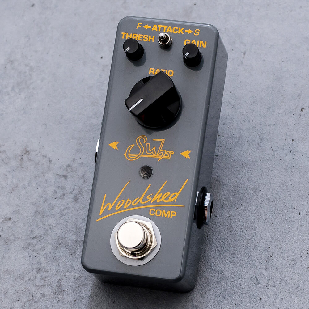 トピックスショッピングクレジット分割48回払いまで金利手数料0%！期間限定 2026年2月28日まで30,000円（税込）以上のお買い物が対象となります。本キャンペーンはクレジットカードでのお支払いは対象外となります。詳しくはお問い合わせください。アイテム説明壮大な透明感を誇る自然派コンプレッサー。Woodshed Compはコンプレッション効果の深さに関わらず明確な輪郭とナチュラルなトーナリティをもつコンプレッサーペダルです。ギターのサウンドとトランジェント(※) を保ちながらコンプレッションを掛けることができ、楽器本来の鳴りを引き立たせます。そして極めて豊かなヘッドルームをもっているため、コンプレッションを掛けてGAINを上げることでギターサウンドの粒を揃えながらブーストします。コントロール類はアタックタイムを3ポジションから選択するAttack Speed Switchを含め、Andyがどのポジションでも常に “気持ちの良い” サウンドが得られるポイントに設定されています。(※)トランジェント・・・ギターやベースのピッキングの音、スネアドラムを叩いたときのアタック音、ピアノを弾いたときの打鍵音など、音の立ち上がり瞬間そのものを指す言葉。音の輪郭のようなもの。スペック■コンプレッサータイプ：VCA（Feed-forward方式）■入力インピーダンス：1MΩ■出力インピーダンス：1kΩ■圧縮率：1:1 ? ∞:1■電源端子：9VDC、センターピン = 2.1mm / スレーブ径 = 5.5mm　※電池使用不可■逆相電圧保護回路：有り■過大電圧保護回路：有り■消費電流：?80mA■寸法 / 重量：4.6cm（幅）x 9.8cm（奥行） x 4.8cm（高さ）/ 165g納期について売却時は迅速に商品情報の削除を心掛けておりますが、ショッピングページの更新までにタイムラグが生じ、ご注文のタイミングによっては商品のご用意ができない場合がございます。あらかじめご了承くださいますようお願い申し上げます。あす楽対象商品以外、納期のご確認はご注文前に「商品についての問合わせ」よりお問い合わせください。