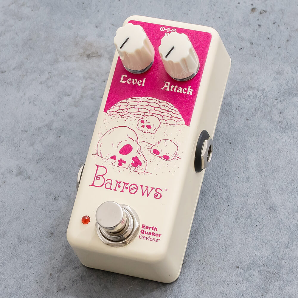 トピックスショッピングクレジット分割48回払いまで金利手数料0%！期間限定 2026年5月31日まで30,000円（税込）以上のお買い物が対象となります。本キャンペーンはクレジットカードでのお支払いは対象外となります。詳しくはお問い合わせください。アイテム説明Barrows（バロウズ）は最も求められているビンテージファズの一つ、オリジナルのトーンベンダーMKIIに敬意を表しながらも、現代的な使用目的に適う方法で制作されたファズペダルです。そしてEQD初のJr筐体の歪みペダルとなります！勿論バロウズの回路の中心は最新の注意を払って選定されたNOSのゲルマニウムトランジスターです。ベンダー系、特にMKIIの音色を求めているに人達には重要な部分で、ビンテージファズのファンにも気に入ってもらえる仕上がりだと思います。軽いディストーションの様な歪みから、あの特徴の有る中域と質感を強力に押し出すハーモニクスのベンダー系ファズトーンをカバーします。他のペダルや使用機材とのマッチングも念頭に置いて、バロウズの出力は位相の補正が取られバッファーも搭載。この小さな筐体に収められたパワフルなファズの大きな出力は真空管アンプのプッシュも問題なく、ノイズの少なさも含め他のペダルとの共存も問題なしです。音色、サイズ、そしてファズとしての使いやすさ。バロウズは今まで市場で見た様な単なるベンダー系ファズのクローンとは一線を画すでしょう。■コントロール・Level: Barrowsの出力の設定。12時あたりの方向で入力された信号と同等の信号を設定できます。出力は大きく取っておりますので、真空管アンプや他の歪みペダルをプッシュしたい時などにはとても有効です。・Attack: ここがBarrowsのマジックです。低い設定では手元のダイナミクスに細かく対応し、真空管アンプで得られる様な演奏感での使用が可能です。そこからノブを上げていくとアグレッシブなファズに変化して行きます。太さ、質感、サステイン、全てにおいて増幅していきます。幅広い音色で歪みが変化していくので、そこに注目して音作りをしてみてください。スペック■寸法：9.53 x 5.08 x 4.45 cm■消費電流：10 mA■入力インピーダンス：10 kOhm■出力インピーダンス：100 Ohm■スイッチBarrowsはトゥルーバイパススイッチを採用しています。■電源この製品は9V、ACアダプターで2.1mmのセンターマイナスのアダプターで使用できます。デイジーチェインやトランス方式でないパワーアダプター等の使用ではノイズが乗る事が有りますので当社では推奨しておりません。また故障の原因になりますので9Vを超える電源は使用しないでください！納期について売却時は迅速に商品情報の削除を心掛けておりますが、ショッピングページの更新までにタイムラグが生じ、ご注文のタイミングによっては商品のご用意ができない場合がございます。あらかじめご了承くださいますようお願い申し上げます。最強配送対象商品以外、納期のご確認はご注文前に「商品についての問合わせ」よりお問い合わせください。