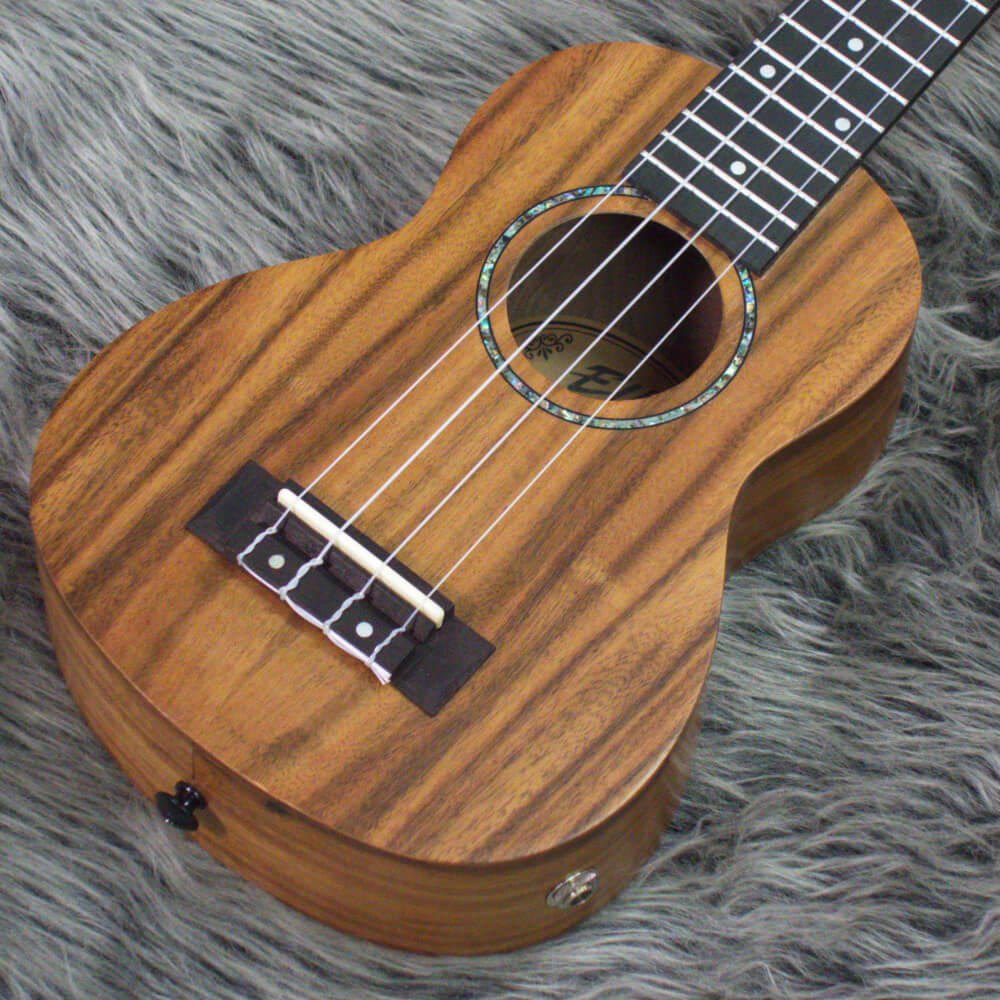 トピックスショッピングクレジット分割48回払いまで金利手数料0%！期間限定 2025年11月30日まで30,000円（税込）以上のお買い物が対象となります。本キャンペーンはクレジットカードでのお支払いは対象外となります。詳しくはお問い合わせください。アイテム説明■ELK ちょっとお得なプレゼントフェア！ 対象のELK製ウクレレをご購入のお客様に「あるとうれしいアクセサリー」をプレゼント！ ■対象商品 ELKLE 各種 ■プレゼント 木製スタンド、ELKクロス ※画像はイメージです。実際のプレゼント品とは異なる場合がございます。身近な楽器として幅広い層に人気のウクレレ。”ELKLE(エルクレ)”はプリアンプとピックアップを搭載しており、アコースティックギター用のアンプなどに接続することができ、ライブでも活躍する1本です。サイズはソプラノ、コンサート、テナーの3種類をラインナップ。サウンドの好みや演奏スタイルに合わせてお選びいただけます。・ソプラノもっともポピュラーなサイズ。小ぶりなボディのかわいらしいルックスが魅力で、女性にも気軽に演奏できるサイズ感です。軽快なサウンドで、伴奏スタイルの演奏にぴったりです。・コンサートソプラノと比べボディがひと回り大きくなり、弦長も長くなったコンサートサイズ。大きなボディによる深みのあるサウンドが魅力です。伴奏だけではなくメロディーを演奏するソロ・ウクレレスタイルにもマッチします。・テナーコンサートと比べさらにボディが大きく、弦長もより長くなったテナーサイズ。迫力のあるサウンドと豊かな音量はテナーサイズならではの魅力です。長めの弦長による高い演奏性は、テクニカルなスタイルにも対応します。こちらのモデルはソプラノサイズです。全面にコア材を使用したボディから生まれるサウンドは、まさにスタンダード。カラッと乾いた明るい音色は、多くの方がウクレレに抱くイメージそのものではないでしょうか。ペグにはギターなどにも使われるギアペグを採用。昔ながらのフリクションタイプは1:1の可動構造になっているので、微妙な調整が難しく、慣れるまではチューニングが少し難しく感じてしまう可能性があります。ギアペグは可動が1:14になっているので操作性や弦の安定性が高く、はじめてウクレレに触れる方にもチューニングの難しさを感じさせません。素晴らしい演奏も、チューニングが合っていなければ台無しですので、見落としがちながらも重要なポイントです。プリアンプとピックアップが搭載されているため、すぐにライブやバンドアンサンブルの中でも活躍できます。後付けタイプは選択肢が少なく、取り付け工賃まで考えると高額になりがちな点に悩む方も多いのではないでしょうか。プリアンプを搭載することで、手元でボリュームや音色の調整が可能となり、さらにチューナーが付いているのも嬉しいポイントです。これからウクレレを始める方はもちろん、2本目以降にエレクトリックウクレレを考えている方にも満足していただける仕上がりとなっています。ウクレレをもっと楽しめる”ELKLE(エルクレ)”をぜひ手に取ってみてください。■Size : Soprano■Body Top : Laminated Koa■Body Side : Laminated Koa■Body Back : Laminated Koa■Preamp : Belcat UK-300T商品の詳細ELK／ELKLE-S状態：S ：新品付属品：ソフトケース、箱納期について売却時は迅速に商品情報の削除を心掛けておりますが、ショッピングページの更新までにタイムラグが生じ、ご注文のタイミングによっては商品のご用意ができない場合がございます。あらかじめご了承くださいますようお願い申し上げます。最強配送対象商品以外、納期のご確認はご注文前に「商品についての問合わせ」よりお問い合わせください。