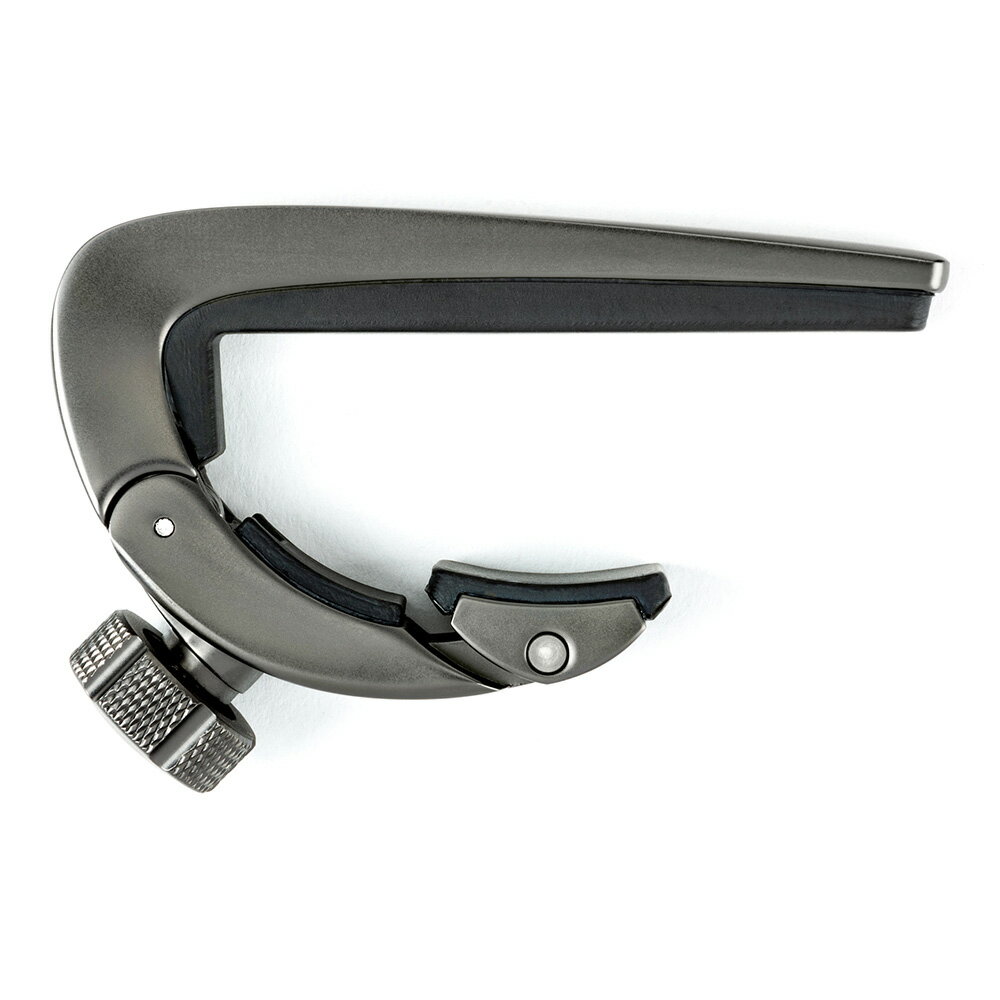 トピックスショッピングクレジット分割48回払いまで金利手数料0%！期間限定 2025年11月30日まで30,000円（税込）以上のお買い物が対象となります。本キャンペーンはクレジットカードでのお支払いは対象外となります。詳しくはお問い合わせください。アイテム説明クラシックギターなどフラットな指板に適したPIVOT CAPO。特許取得済のセルフ・センタリング機構により、すべての弦に均等な圧力をかけられるため、確かなフィット感を実現します。また、ねじ式の構造により弦への圧力を繊細に調整可能で、スムーズで快適な操作性を提供します。納期について売却時は迅速に商品情報の削除を心掛けておりますが、ショッピングページの更新までにタイムラグが生じ、ご注文のタイミングによっては商品のご用意ができない場合がございます。あらかじめご了承くださいますようお願い申し上げます。最強配送対象商品以外、納期のご確認はご注文前に「商品についての問合わせ」よりお問い合わせください。