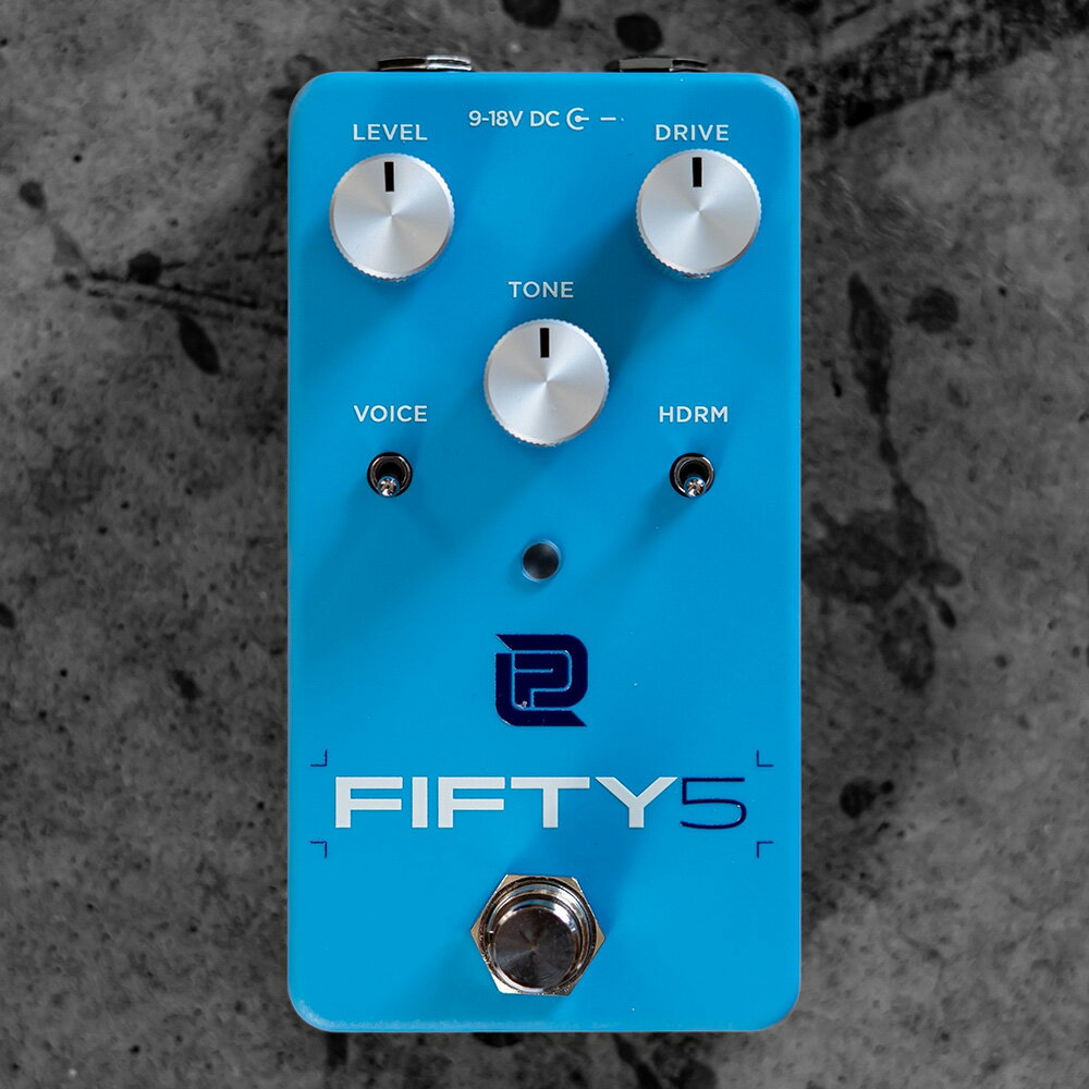 トピックスショッピングクレジット分割48回払いまで金利手数料0%！期間限定 2026年2月28日まで30,000円（税込）以上のお買い物が対象となります。本キャンペーンはクレジットカードでのお支払いは対象外となります。詳しくはお問い合わせください。アイテム説明OverDriveLPD Fifty5は、1950年代の偉大なアメリカン・ツイード・アンプを称えるモデルです。これらは歴史上最も多くの録音に使用されたアンプの一つです。分かりやすいレイアウトで、素晴らしいトーンに素早くアクセスできます。レベル、ドライブ、トーンの各コントロールに加え、ボイスとHDRMトグルスイッチも搭載し、様々なギターやアンプのセッティングに合わせて音色を調節できます。低、中、高の出力サウンドをすべてコントロールできます。ボイストグルスイッチはトーンコントロールと連動し、ローミッドとベースを調整できます。HDRMトグルスイッチはヘッドルームの高低を切り替え、ドライブコントロールと連動することでパワーアンプのドライブ感を調整できます。Fifty5は、LPD Pedalsが設計・製造したギターオーバードライブペダルです。ギターアンプ開発の転換期として知られる1955年にちなんで名付けられました。このペダルは、温かみがあり、ダイナミックで、倍音豊かなオーバードライブトーンで知られる1950年代のツイードアンプのサウンドとフィーリングをエミュレートするために特別に設計されています。Fifty5は、ボリューム、トーン、ゲインという3つのシンプルなコントロールを備えています。ボリュームノブはペダル全体の出力レベルをコントロールし、トーンノブはオーバードライブの音色を調整します。ゲインノブはギター信号に加える歪みとサチュレーションの量を調整します。さらに、2つのトグルスイッチで音色をさらに調整できます。Voiceトグルスイッチは、ペダル全体のトーンに影響を与える2つの異なるEQカーブを提供します。最初の設定では中域を強調したオーバードライブトーン、2つ目の設定では高域を強調したバランスの取れたEQカーブになります。HDRM（ヘッドルーム）スイッチは回路全体のヘッドルームをコントロールします。「Low」設定ではよりコンプレッションがかかり、サチュレーションのかかったオーバードライブサウンド、「High」設定ではよりダイナミックで開放的なオーバードライブサウンドが得られます。このペダルは高品質なコンポーネントとトゥルーバイパスを採用しており、ペダルをオフにした際にクリーンなギター信号に色付けをしません。ペダルは標準の9V DC電源で動作します。Fifty5は、プレイヤーのタッチとダイナミクスに反応する、滑らかでナチュラルなオーバードライブサウンドを提供するよう設計されています。クラシックなツイードアンプの温かみ、タッチ感度、そして倍音を忠実に再現しながら、よりコンパクトで汎用性の高いオーバードライブサウンドをプレイヤーに提供します。全体的に、Fifty5は、1950年代のクラシックなツイード アンプのサウンドと感触をエミュレートする高品質のオーバードライブペダルを探しているギタープレイヤーにとって最適な選択肢です。4つのトグルスイッチ設定を駆使することで、様々なツイードサウンドをお楽しみいただけます。ヘッドルームを低く、低音を抑えた設定（Voiceを下げた設定）でボリュームを上げてTweed Champのような力強いドライブ感を、Voiceを上げてTweed Deluxeのようなヴァイブを、ヘッドルームを上げてTweed Bassmanのようなトーンをお楽しみいただけます。筐体は1955年製シボレーブルーのマット仕上げで、LPDカスタムノブが付属します。スペック■トゥルーバイパス■電源：9-18VDCセンターマイナス■消費電流：30mA＠9VDC納期について売却時は迅速に商品情報の削除を心掛けておりますが、ショッピングページの更新までにタイムラグが生じ、ご注文のタイミングによっては商品のご用意ができない場合がございます。あらかじめご了承くださいますようお願い申し上げます。最強配送対象商品以外、納期のご確認はご注文前に「商品についての問合わせ」よりお問い合わせください。