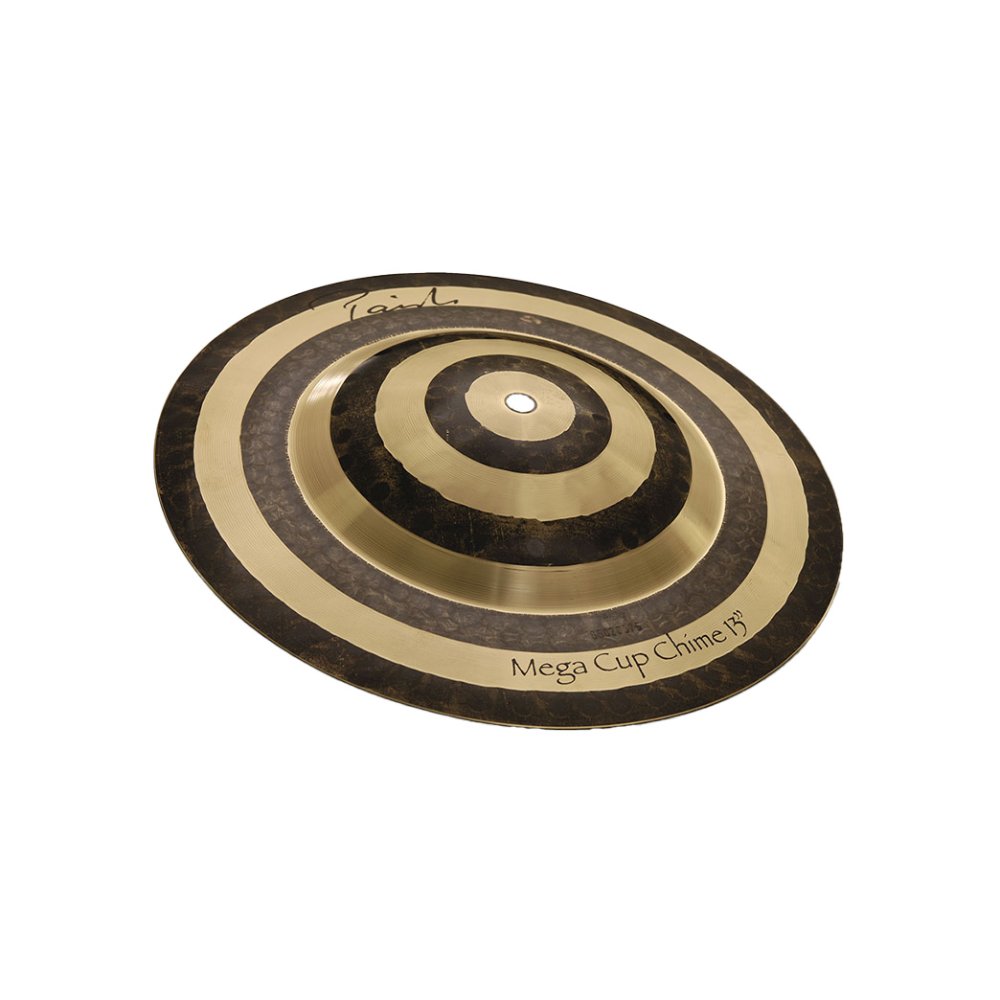 トピックスショッピングクレジット分割48回払いまで金利手数料0%！期間限定 2026年2月28日まで30,000円（税込）以上のお買い物が対象となります。本キャンペーンはクレジットカードでのお支払いは対象外となります。詳しくはお問い合わせください。アイテム説明Paiste Signatureシリーズの「Mega Cup Chime（メガ カップ・チャイム）」は、 輝かしく力強いサウンドとクリーンなミックスが特徴。ドライでクリアー、そしてわずかに歪んだピング音が、まばらであたたかみのあるメタリックなベル・サウンドに重なります。製品仕様Sizes：13"Weight：HeavyVolume：LoudSound color：BrightFrequency range：NarrowFrequency mix：CleanStick Sound：PingyResponse Intensity：LivelySustain：LongBell character：IntegratedFeel：Heavy納期について売却時は迅速に商品情報の削除を心掛けておりますが、ショッピングページの更新までにタイムラグが生じ、ご注文のタイミングによっては商品のご用意ができない場合がございます。あらかじめご了承くださいますようお願い申し上げます。最強配送対象商品以外、納期のご確認はご注文前に「商品についての問合わせ」よりお問い合わせください。