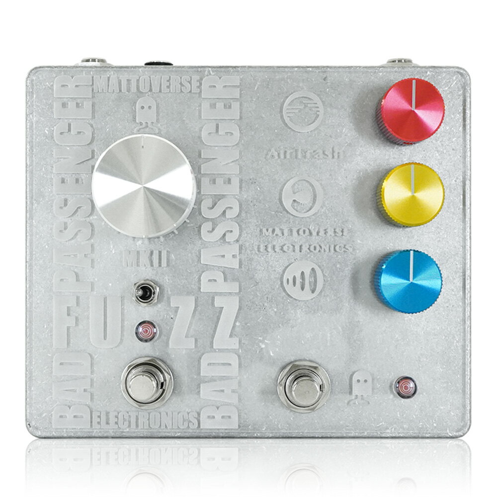 トピックスショッピングクレジット分割48回払いまで金利手数料0%！期間限定 2026年2月28日まで30,000円（税込）以上のお買い物が対象となります。本キャンペーンはクレジットカードでのお支払いは対象外となります。詳しくはお問い合わせください。アイテム説明Mattoverse Electronics BadTrashenger Fuzzは、AirTrashとBad Passenger Fuzz MkIIを1台に組み合わせたペダルコンボです。それぞれのセクションはソフトタッチリレートゥルーバイパススイッチングで、個別にON/OFFできます。■Bad Passenger Fuzz MkIIBad Passenger Fuzz MKIIは、カスケードトランジスタとオペアンプのゲインステージを組み合わせ、残忍なファズ〜ディストーションサウンドを生み出す"ワル"なペダルです。シンプルなOutputコントロールノブのみのペダルですが、ギターのVolumeでゲインを自在にコントロールできます。Characterスイッチにより、ブライトでアグレッシブなグラインドトーンとダークで高いコンプレッションを持つダーティなサウンドを切り替えることができます。■AirTrashAirTrashは、まさに“ゴミ”のような音を作るためのエフェクターです。エフェクターを開発している中で、とんでもなく酷い音が出てきました。あまりにも酷い音だと思いましたが、なぜかプレイをやめることができませんでした。その回路を基本に、ノイズをなくしたり、制御しやすいように改良しようとしましたが、それは同時に音の面白さがなくなってしまいました。なので改良をやめました。AirTrashの3つのノブは、青いノブが音量です。あとの2つは、うまく言葉が浮かびません。予測不能なノブです。AirTrashは、ギターやベースではエフェクターらしく振る舞いますが、シンセやドラムマシンにはあまり役に立ちません。ギターやベースでも、エフェクトチェインの先頭につなげば最高のパフォーマンスを発揮しますが、接続順によってはうまく動作しないことがあるかもしれません。ピッキングアタックやインプットボリュームに対してとても敏感なペダルです。■コントロール・Output：音量を調整します。・Characterスイッチ：ブライトなトーンとダーティなトーンを切り替えます。・Blue、Red、YellowAirTrashのコントロールです。これらの3つのノブを組み合わせ、個性的なサウンドを調整してみましょう。スペック■種類：ファズ・ディストーション■アダプター：9Vセンターマイナス■電池駆動：-■コントロール：Blue 、Yellow、Red、Output、CharacterBadTrashenger FuzzはスタンダードなセンターマイナスDC9Vアダプターで駆動します。電池はご使用になれません。消費電流：AirTrash 25mA / Bad Passenger Fuzz MkII 25mA納期について売却時は迅速に商品情報の削除を心掛けておりますが、ショッピングページの更新までにタイムラグが生じ、ご注文のタイミングによっては商品のご用意ができない場合がございます。あらかじめご了承くださいますようお願い申し上げます。最強配送対象商品以外、納期のご確認はご注文前に「商品についての問合わせ」よりお問い合わせください。