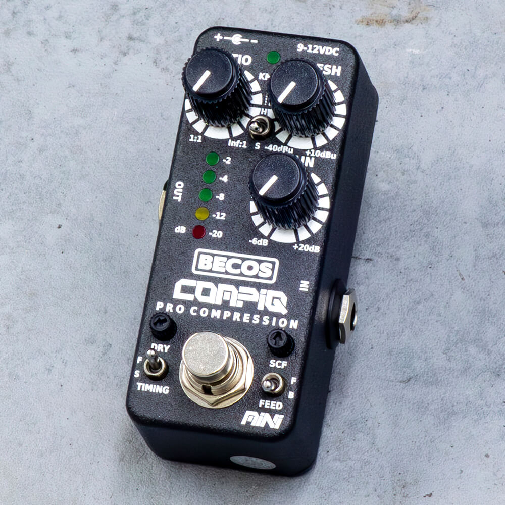 トピックスショッピングクレジット分割48回払いまで金利手数料0%！期間限定 2026年5月31日まで30,000円（税込）以上のお買い物が対象となります。本キャンペーンはクレジットカードでのお支払いは対象外となります。詳しくはお問い合わせください。アイテム説明スタジオグレードのミニコンプレッサー。BECOS CompIQ MINI Pro V2.0は、小さなサイズながら大型のスタジオコンプレッサーに匹敵する品質とユニークな機能を備えたコンプレッサーペダルです。アナログ回路ならではの音楽的なレスポンスとクリアな音質を維持し、プロフェッショナルオーディオのコンプレッションに必要なコントロールと汎用性を併せ持ちます。CompIQ MINI Pro V2.0にはRATIO、THRESH、GAIN、DRYコントロールを搭載し、これらが相互に作用して洗練されたコンプレッションを設定することができます。また、ペダル型コンプレッサーにはあまり搭載されないKNEEスイッチにより、コンプレッションのかかりの鋭さをHard/Softで切り替えることができます。Soft（ソフトニー）に設定すると、透明で軽めのコンプレッションとなります。Threshold（THRESH）を高めに設定すると、最低限のコンプレッションだけをかけるマスタリングツールのように機能させることができます。Hard（ハードニー）ではわかりやすくコンプレッサーがかかります。チキンピッキングやベーススラップなどの出力を安定させることができます。ハードニーでRatio、Thresholdを高く設定するとリミッターやサスティナーペダルとして使用できます。CompIQ MINI Pro V2.0のTIMINGスイッチは、オートアタック/リリースタイミングを切り替えるスイッチです。F（Fast）とS（Slow）を切り替えることができ、それぞれアタックとリリースタイミングの両方に影響します。Fモードでは鮮明でパンチの効いた現代的なサウンドを作ります。ファストタイミングでハードニーを組み合わせるとリミッターへと近づきます。Blendを並列（ニューヨークスタイル）にした際に最適な設定です。スロータイミングではベースラインやアルペジオのようなフレーズに適しています。さらに、特にベースなどの低音楽器で有効なサイドチェインフィルターも装備しています。サイドチェインフィルターは、コンプレッサーを動作させるための原音のシグナルを調整するフィルターです。実際の原音やコンプレッサーのサウンドに影響することはなく、コンプレッサーを動作させるシグナルにのみフィルターをかけます。コンプレッサーは入力されたシグナルがThresholdを超えたレベルとなった際に動作しますが、特に低音は聴覚上の音量以上にレベルが高くなるため、必要以上に早くコンプレッサーがかかり始めてしまうことがあります。逆にシングルコイルギターなどでは高域が強く、コンプレッサーがうまく動作しないこともあります。そういった、不要な動作を防ぎ、コンプレッサーを必要なときに必要なだけかけるため、サイドチェインフィルターによって必要以上にレベルが高い低域をカットしたシグナルや低域をブーストしたシグナルでコンプレッサーを動作させることができます。V2.0では、このサイドチェインフィルターがノブとなり、ローパスとハイパスの両方に対応し詳細に設定できるようになりました。加えてフィードフォワードとフィードバックコンプレッションを切り替えるFEEDスイッチが追加されました。ほとんどのコンプレッサーは、コンプレッサーがかかる前のシグナルをもとにコンプレッサーを動作させる、フィードフォワードコンプレッサーです。フィードバックコンプレッサーは、コンプレッサーをかけた後の音をもとにコンプレッサーを動作させます。つまり、コンプレッサーがかかった後のシグナルバランスでコンプレッサーを動作させるため、コンプレッサーが過度に動作しすぎることを防ぐことができます。一方、フィードフォワード型のコンプレッサーの方が扱いが簡単で操作が楽という利点もあります。お好みや必要なサウンドに合わせて切り替えることができます。もちろん、設定にルールは存在しません。お好みに応じた設定で最高の音を作ることが重要です。CompIQ MINI Pro V2.0は主にギターでの使用を念頭に設計されていますが、適切なマイクプリアンプを通したヴォーカルなどにも使用することができます。もちろんベースコンプレッサーとしても最高峰のサウンドを作ります。エレキギター、エレキベースだけでなくアコースティックギター、エレクトリックストリングス、ハーモニカ、ブラス、シンセなどにも有効です。コンプレッサーは楽器の音を魔法の音に変えるものではありません。もともとの楽器が持つトーンを維持します。高いダイナミックレンジによりナチュラルなサウンドのクリーントーン、ローノイズなオーディオプロセッシングが可能となります。■コントロール・フットスイッチ：エフェクトON（グリーンLED）とOFFを切り替えます。OFF時はトゥルーバイパスとなります。・RATIO：Thresholdを超えたシグナルにコンプレッションがかかったときにオーディオシグナルがどの程度圧縮されるかを調整します。1：1（コンプレッションをかけない）から無限大：1まで設定できます。9時位置で2：1となり、マイルドで音楽的なコンプレッション、12時位置で4：1となり、一般的なハードコンプレッション、3時位置では10：1となり、さらに強力なコンプレッション、最大位置では無限大：1となり、リミッターとして動作します。・THRESH（Threshold）：このコントロールはコンプレッションがかかり始めるシグナルレベルを設定します。コンプレッションはここで設定したシグナルレベルを超えたときに初めて動きます。低く設定すると、小さな入力でもコンプレッションがかかります。THRESHを低く、GAINを高く設定すると全体の音量が高くなります（音量はDry/Wet Mixとも相関します）。・GAIN（Makeup Gain）：コンプレッションは、Thresholdを超えたシグナルを圧縮するため、音量が下がります。下がった音量をリカバーするためにGainを上げる必要があります。コンプレッションが高くなる（Ratioを上げる）と、GAINをより高く上げないと音量が高くなりません。また、THRESHを下げてGAINを上げると全体の音量が高くなりますが、やりすぎるとノイズまみれとなります。・DRY（Mix）：このコントロールはオーディオミキサーのように動作します。コンプレッサーに入力されたシグナルと、コンプレッサーを通したシグナルをミックスしてバランスを調整できます。100％Wetから100％Dryまで設定でき、中央で1：1となります。100％Dryに設定するとバッファとして動作します。・KNEEスイッチ：コンプレッサーのかかり方を切り替えるスイッチです。Kneeとは膝のことで、Thresholdを超えたシグナルに、膝が折れるようにコンプレッションがかかることをハードニー、レベルが高くなるにつれコンプレッションが強くなることをソフトニーと呼びます。・ディスプレイ：5つのLEDでRMSレベルを表示します。インプットレベルが高いとイエローやレッドLEDがピークを表示します。レッドLEDが表示されても設定が間違っているわけではありません。ディスプレイは指標としながら、実際の設定、音は耳で聞いて調整します。・SCF：サイドチェインフィルターの設定です。フィードフォワード・フィードバックのどちらのモードでも使用できます。コンプレッサーの制御シグナルのローパス・ハイパスフィルターです。12時位置ではスタンダードなコンプレッサー同様、制御シグナルにフィルターを通しません。反時計回り最小にするとサイドチェインの低域は音楽的な1次ローパスフィルター(+12dB@90Hz、12dB/oct)によって増幅され、低域に敏感なコンプレッサーとなります。これは特にフィードバックコンプレッサーでより強力なコンプレッションをかけたいときや、シングルコイルシグナルのような鋭いトーンに最適です。時計回り最大にするとサイドチェインの低域は1次ハイパスフィルター(-12dB@90Hz、12dB/oct)によってカットされます。これは特に低域への応答が敏感なフィードフォワードコンプレッサーやベースなどの低音楽器で有効で、コンプレッサーの応答性を低下させ、特に低域によってコンプレッサーがかかりすぎてしまうことを抑制します。・FEEDスイッチ：フィードフォワードとフィードバックコンプレッサーを切り替えます。・TIMINGスイッチ：オートアジャストタイミング回路により、アタックとリリースを自動的に調整します。このスイッチではF（速い）とS（遅い）を切り替えるだけです。リリースは基本的にアタックの10〜15倍の時間に設定されます。Sに設定すると、アタックタイムが10-15ms、リリースタイムが100-220ms程度となり、Fに設定するとアタックタイムが5-7ms、リリースタイムが70msに設定されます。・INPUT：楽器やアンプのSENDからのケーブルを接続します。・OUTPUT：アンプのインプットやアンプのRETURNへのケーブルを接続します。・DC POWER：スタンダードなセンターマイナスDC9〜12Vアダプターを接続します。スペック■種類：コンプレッサー■アダプター：9-12Vセンターマイナス■電池駆動：-■コントロール：RATIO、THRESH、GAIN、DRY、KNEE、SCF、FEED、TIMING■Input impedance: > 1MΩ■Output Impedance: ~100Ω■Ratio: 1:1 to inf:1■Threshold: -40dB to +10dB■Make-up gain: -6dB to +20dB■0dB input referrence level:FF = ‐26dBu (50mV), FB = ‐28dBu (40mV)■THD: ■Max Input Level: +5.5dBu■Max Output Level: +5.5dBu■Output frequency response: -2dB @ 40Hz; 0dB @ 100Hz - 22KHz■Optimal Power Voltage: 9-12VDC ±10% Center Negative Barrel■DC Power Plug Barrel: ? 5.1/2.1mm, 12mm long■Power Consumtion: ■Product Size: Lenght: 39mm, Depth: 92mm, Height: 51mm■Product Weight: 165g納期について売却時は迅速に商品情報の削除を心掛けておりますが、ショッピングページの更新までにタイムラグが生じ、ご注文のタイミングによっては商品のご用意ができない場合がございます。あらかじめご了承くださいますようお願い申し上げます。最強配送対象商品以外、納期のご確認はご注文前に「商品についての問合わせ」よりお問い合わせください。