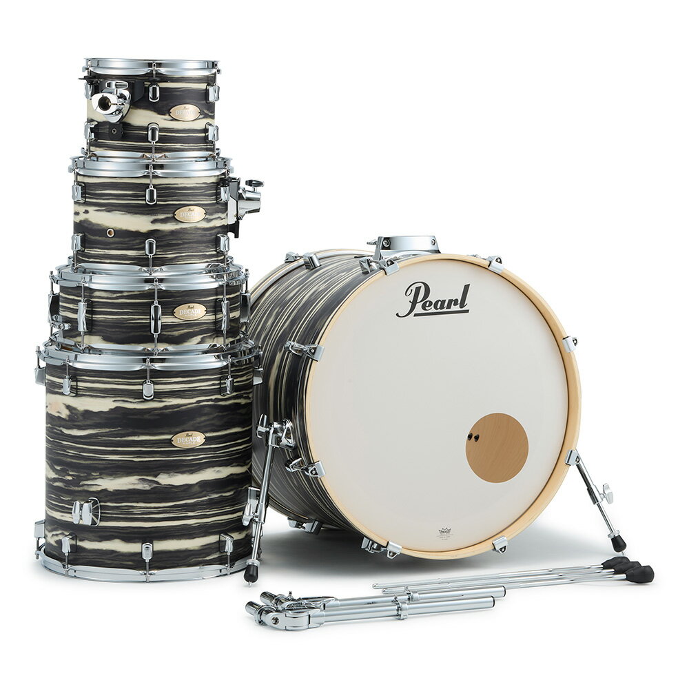 トピックスショッピングクレジット分割48回払いまで金利手数料0%！期間限定 2026年2月28日まで30,000円（税込）以上のお買い物が対象となります。本キャンペーンはクレジットカードでのお支払いは対象外となります。詳しくはお問い合わせください。アイテム説明高級感あふれるサテンラッカー仕上げとエキゾチックなアーティザンウッドを施した、プロレベルのパフォーマンスと外観の美しさを見事に融合したドラムフルセット。スタンド類やシンバルを省いたドラム本体のみのドラムシェルパック（フロアタムレッグ、タムホルダー付き）。メイプルシェルにアーティザンウッドを組み合わせ、エキゾチックな美しさと優れた音質を実現。アーティザンウッドに施されたサテンラッカー仕上げは、メイプルシェルに高級感を与え、パール独自の45度ベアリングエッジがマイルドなアタック、メイプル特有のあたたかみのあるサウンド、サスティンのバランスを向上させる。プレイヤーの思い描くチューニングやセッティングを可能にするプロレベルのハードウェアを採用し、高いスペックで固めたDecade Maple Artisanは、これまで実現できなかった価格を達成し、ドラマーの可能性を最大限に広げる。贅沢なラッカー仕上げのエキゾチックな外観と力強いトーンを兼ね備え、美しさとパフォーマンスの両立を驚異的なプライスで実現するDecade Maple Artisan Series。70年以上に渡るパールドラムの職人技と10年にわたる開発プロセスを経て、プロフェッショナルが愛用する”メイプル”を贅沢に用いたシェルには、アーティザンウッドとサテンラッカー仕上げを採用。洗練された職人技とプロ仕様のパフォーマンスを兼ね備えたDecade Maple Artisanは、幅広い演奏スタイルやレベルに対応するメインキットとしてだけでなく信頼できるセカンドセットとしても最適。■シェルメイプルサウンドといえば実証済みで紛れのないもの。Decade Maple Artisanは、パールの優れたシェル品質に裏打ちされた、メイプルシェル+アーティザンウッドにラッカーフィニッシュを施したドラムシリーズ。薄めの等厚6プライシェルを擁して、進化するドラマーのための完璧なベーシックキット、さらにはベテランプレイヤーにとっては優れたギグキットとなる。Decade Maple Artisanのシェルは、独自の技術を駆使して究極の鳴りを実現する優れたシェルテクノロジーで製造される。それは、優れた音響特性のために木材の厳選から始まり、高密度かつ正確な厚みに成型されるようにスカーフカットジョイントが用いられている。またそれぞれのプライ材の細胞孔は、パールの独自のグルー(接着剤)で満たされたうえ、1000 PSIもの高圧と高温のもとで成型(ヒートコンプレッション・モールドシステム)され、優れた音色とベストな鳴り、そして高い耐久性を誇る強力なドラムシェルが製造される。また、すべてのシェルは、穴空けおよび組み立て前にエッジの平面度と真円度が厳しく検査され、ベストなヘッドマウントとチューニングの安定性が保証される。・6-Ply (5.4mm) Maple Shell with Artisan Wood薄めの6プライシェルにより、強力なミッドレンジのパワーとレスポンスで、あらゆるストロークにすばやく反応する。・45° Bearing Edgeパールが長年採用してきたエッジ形状の45°ベアリングエッジにより、ヘッドとのセンシティヴなコンタクトを果たし、アタックとあたたかみ、そしてサステインの完璧なブレンドを実現。・Artisan Lacquer Finishインナープライのメイプルは木目と質感を厳選し、抵抗のないサウンドと響きを実現。鮮やかな外観は、サテンラッカーフィニッシュによって一層引き立てられる。■ハードウェアDecade Mapleの軽量かつ洗練されたデザインが施されたハードウェアは、シェル鳴りを妨げることなく、優れた耐久性を誇る。Decade Maple Artisanシリーズのドラムは、軽量で非常に高機能なハードウェア群を随所に搭載している。・NDL Mini LugDecade Maple Artisanの小さく頑強なNDLラグは、シェル上のスペースを最小限とし、様々なテンション下でもチューニングを保つよう設計されている。・Opti-Loc Suspension Mounts3点支持方式のタムマウントは、2箇所のテンションボルトとエアベントホール(空気穴)を利用した1箇所でタムタムを吊り下げ、シェルの鳴りを最大限に引き出しながら、激しいプレイ時も安定性をサポート。・Flexible Die-Cast Elementsタムホルダーブラケット(BB-300/C )とユニロックタイプのタムホルダーを使用し、タムタムはそれぞれを独立させてセッティングが可能。■フィニッシュDecade Maple Artisanは、アーティザンウッドと見事なサテン・ラッカー仕上げが特長。スペック■セット内容・22"×18" バスドラム・10"×7" & 12"×8" タムタム・16"×16" フロアタム・14"×5.5" スネアドラム・TH-900I/C タムホルダー（x2）■シェル：等厚6プライ(5.4mm) メイプル + アーティザンウッド■ラグ：NDLミニラグ■フープ：1.5mm スチールフープ■タムマウント：Opti-Loc サスペンションシステム■ヘッド：Remo UT ヘッド■タムホルダー：ユニロックタムホルダー■タムホルダーベース：BB-300/C■フロアタムレッグ：エアサスペンション・フロアタムレッグ■バスドラムスパー：BSP-70/C納期について売却時は迅速に商品情報の削除を心掛けておりますが、ショッピングページの更新までにタイムラグが生じ、ご注文のタイミングによっては商品のご用意ができない場合がございます。あらかじめご了承くださいますようお願い申し上げます。最強配送対象商品以外、納期のご確認はご注文前に「商品についての問合わせ」よりお問い合わせください。
