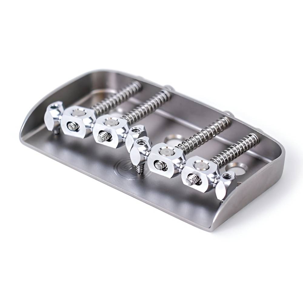 トピックスショッピングクレジット分割48回払いまで金利手数料0%！期間限定 2026年5月31日まで30,000円（税込）以上のお買い物が対象となります。本キャンペーンはクレジットカードでのお支払いは対象外となります。詳しくはお問い合わせください。アイテム説明リア側にハムバッカーを搭載した TELECASTER（THINLINE、CUSTOM、DELUXE）タイプや、ハードテイル仕様の STRATOCASTER タイプ向けのブリッジです。当ブランド独自構造のサドルを装備したことで、弦振動のエネルギーをボディへダイレクトに伝えられるようになりました。サドルへのメッキ加工あり/なし、リア側の加工パターン（無加工/BIGSBY B5用/トップロード用）、ネジ穴（4点止め/3点止め）の計7パターンをご用意しています。リア側にハムバッカーを搭載した TELECASTER（THINLINE、CUSTOM、DELUXE）タイプや、ハードテイル仕様の STRATOCASTER タイプ向けのブリッジです。・ マウント用のネジ穴を3つ設けたタイプです。・ サドル部に硬質クロムメッキ加工を施したモデルです。納期について売却時は迅速に商品情報の削除を心掛けておりますが、ショッピングページの更新までにタイムラグが生じ、ご注文のタイミングによっては商品のご用意ができない場合がございます。あらかじめご了承くださいますようお願い申し上げます。最強配送対象商品以外、納期のご確認はご注文前に「商品についての問合わせ」よりお問い合わせください。