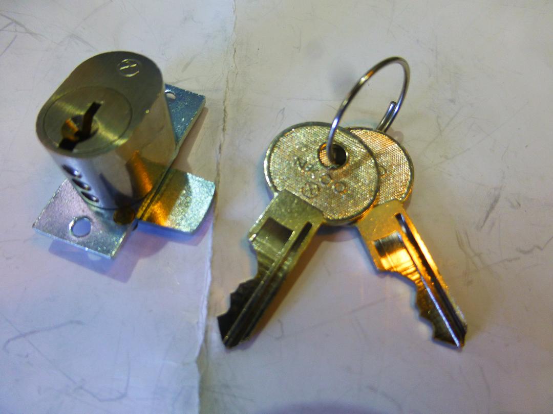 ロッカ、デスク錠　KR-74　NHN no,651右　　　図は左