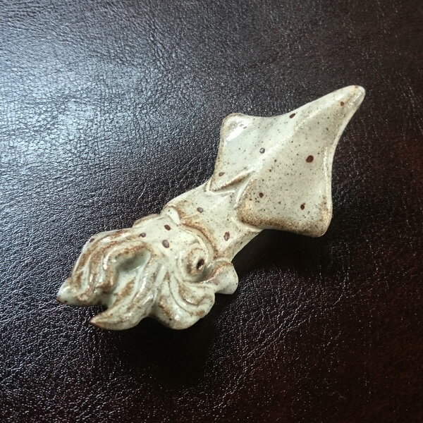 小杉窯作　ヤリイカ箸置き　唐津焼　【誕生日プレゼント、父の日、還暦祝い 釣り】