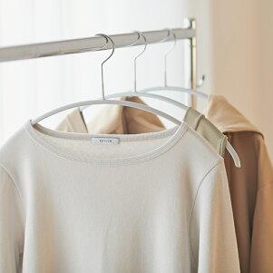 【KEYUCA公式店】ケユカYoteScNM滑らないハンガーグレー3本セット|ハンガーセット滑りにくいTシャツハンガー衣類ハンガー洋服ハンガーシンプルギフトプレゼントハンガーすべらないハンガーすべらないおしゃれセット洗濯衣類収納省スペース型崩れしない
